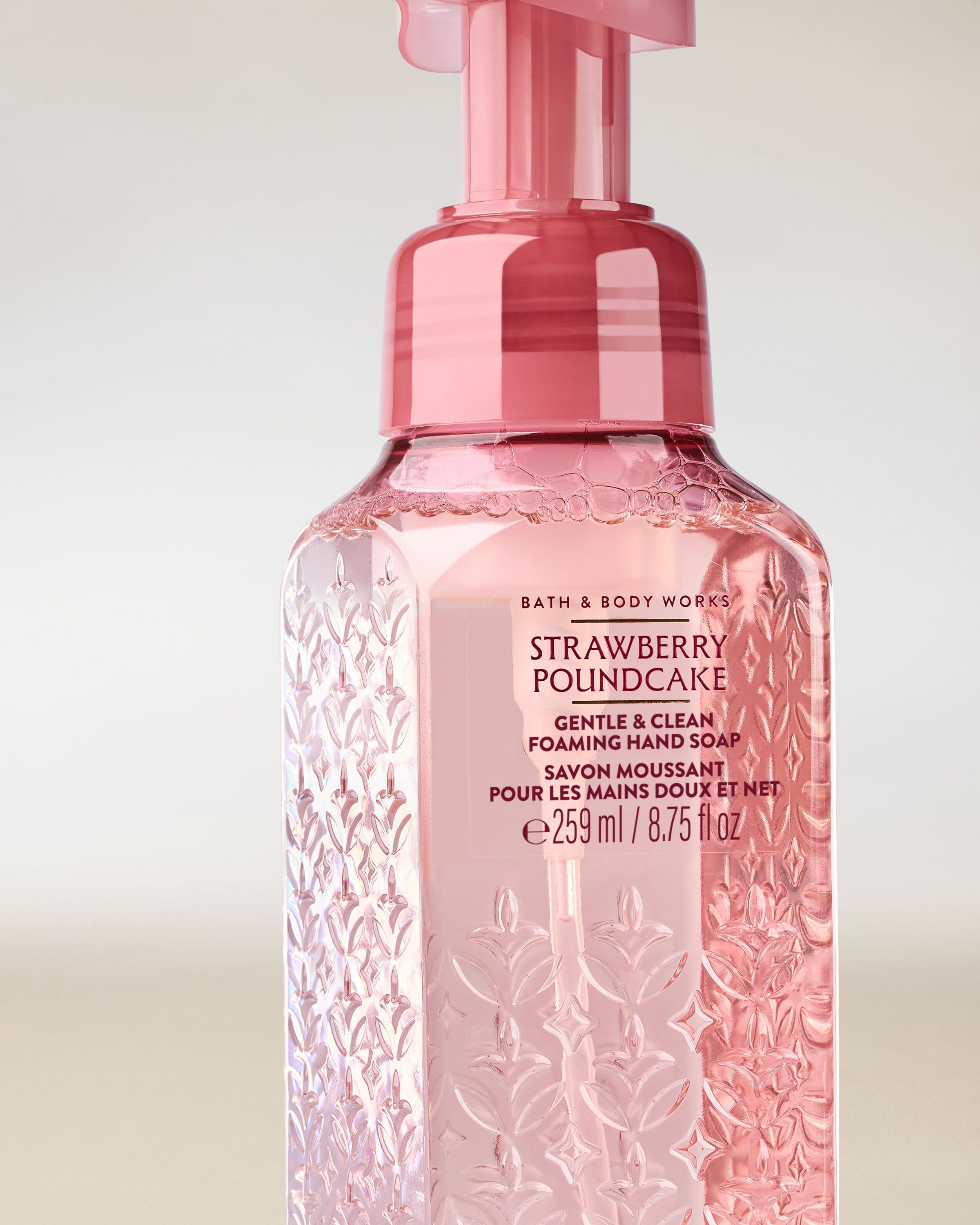 Pěnové mýdlo na ruce Bath & Body Works Strawberry Poundcake 259 ml v růžové lahvi s pumpičkou.