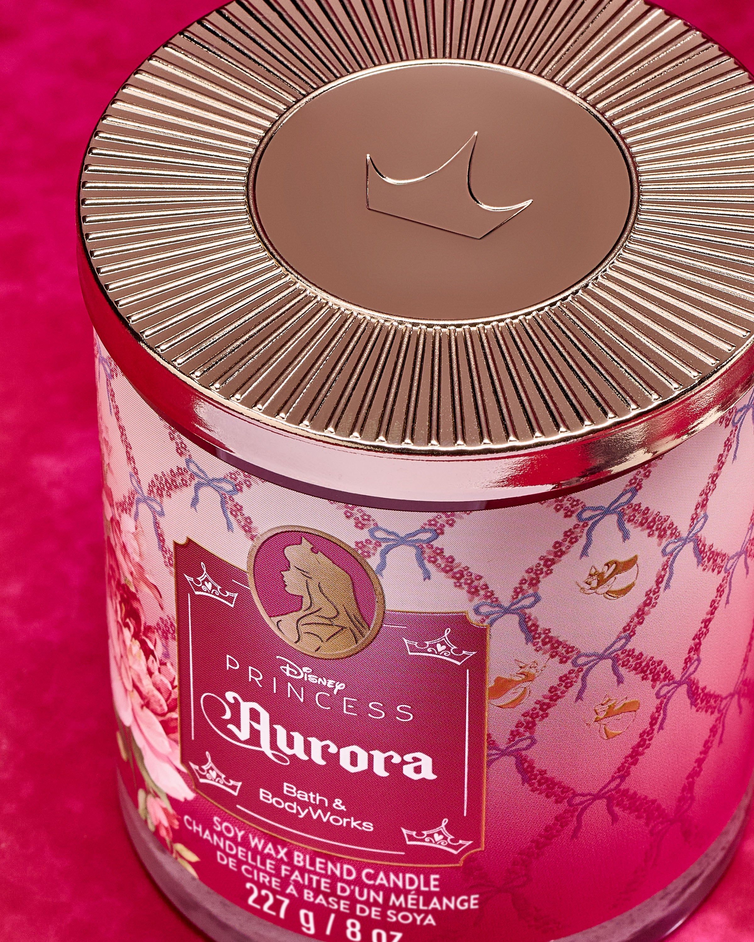 Svíčka Aurora z kolekce Disney Princess — růžový motiv, zlaté detaily a pohádková atmosféra.