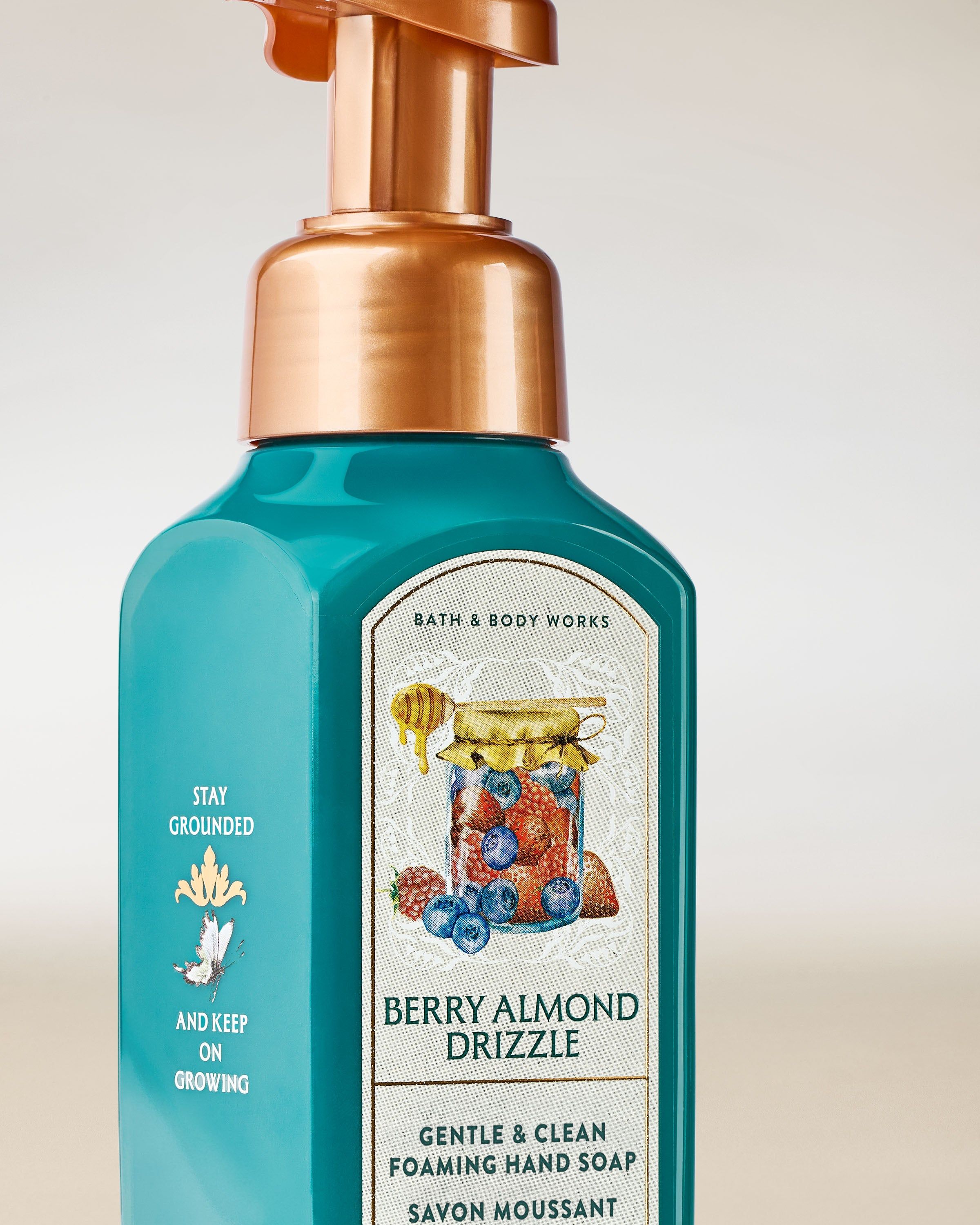 Pěnové mýdlo na ruce Bath & Body Works Berry Almond Drizzle 259 ml v tyrkysové lahvi s pumpičkou.