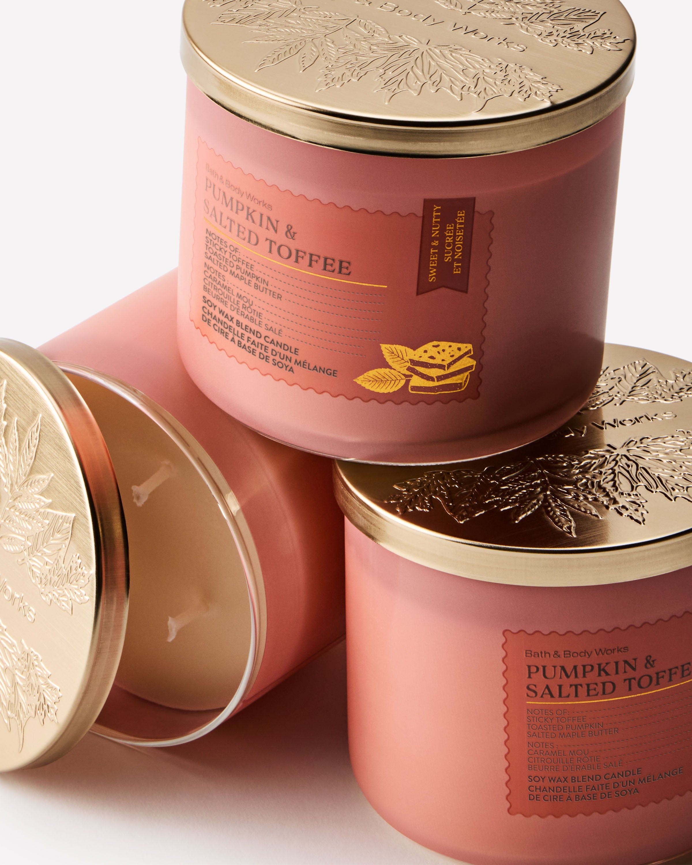 Vonná svíčka Bath & Body Works Pumpkin & Salted Toffee ze směsi sójového vosku, 3 knoty