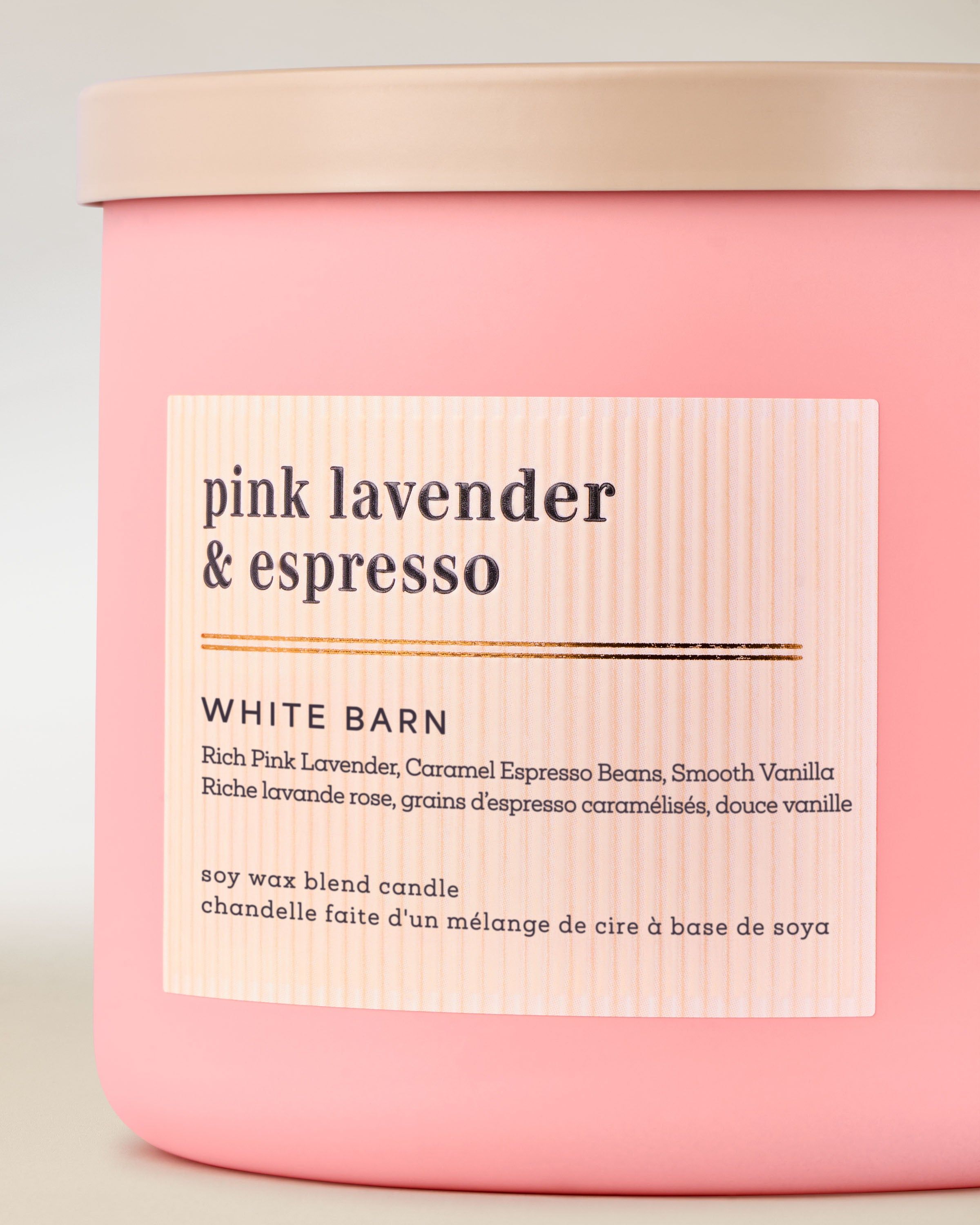 Růžová svíčka White Barn Pink Lavender & Espresso – matný vzhled, jemné světlo a vůně levandule s espressem.