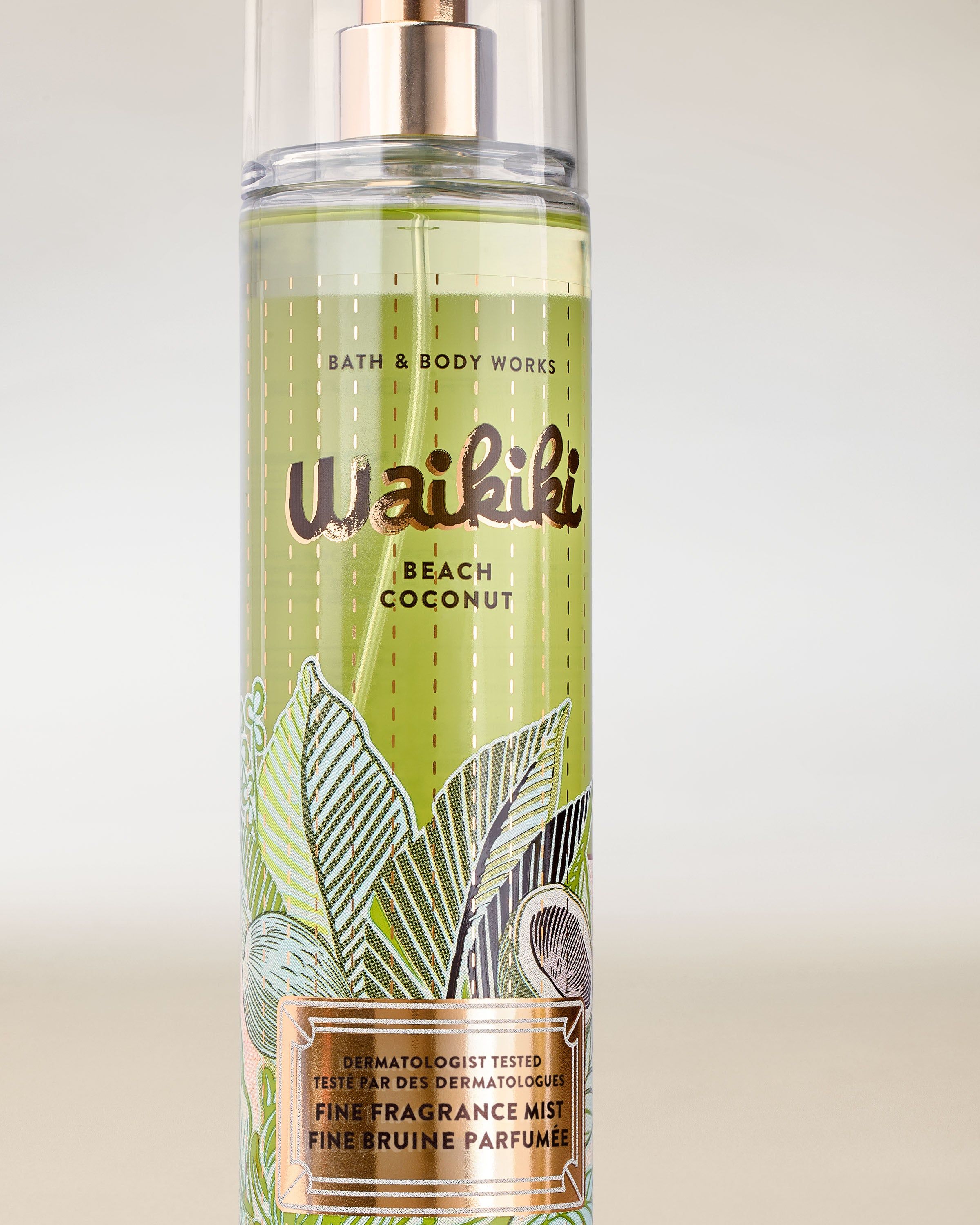 Vonná mlha Waikiki Beach Coconut od Bath & Body Works v zelené lahvičce s rozprašovačem a tropickou grafikou.
