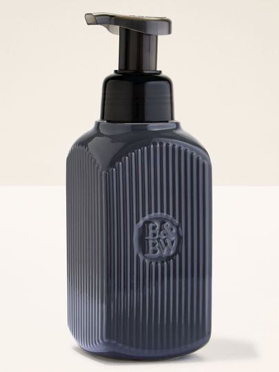 Dávkovač na mýdlo Bath & Body Works v tmavě šedé barvě s pumpičkou a reliéfním logem.