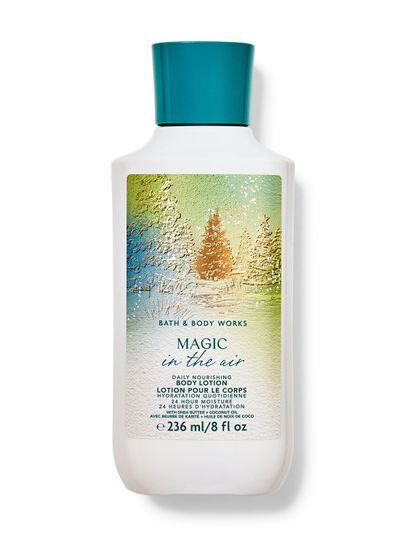 Biały balsam do ciała z motywem zimowego lasu i napisem "Magic in the air", Bath & Body Works.