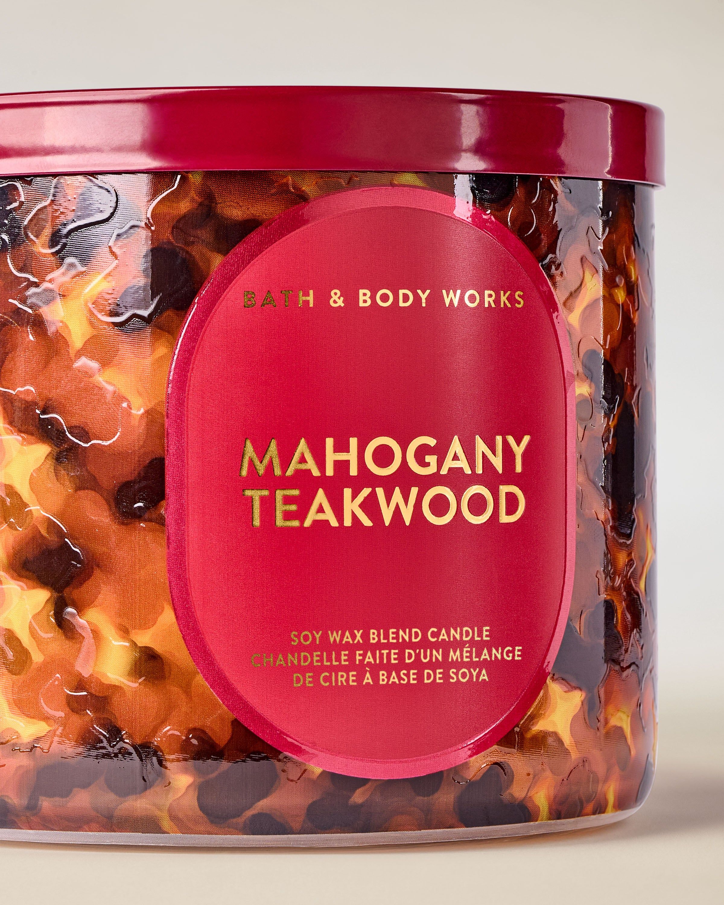 Svíčka Mahogany Teakwood Bath & Body Works v ohnivém designu pro stylový interiér.