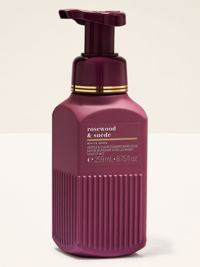 Pěnové mýdlo „Rosewood & Suede“ v elegantní lahvi v bordó odstínu s matným povrchem.