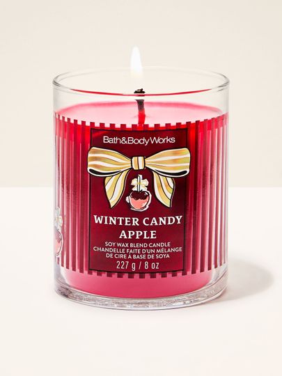 Vonná svíčka Winter Candy Apple Bath & Body Works s jedním hořícím knotem a motivem karamelového jablka
