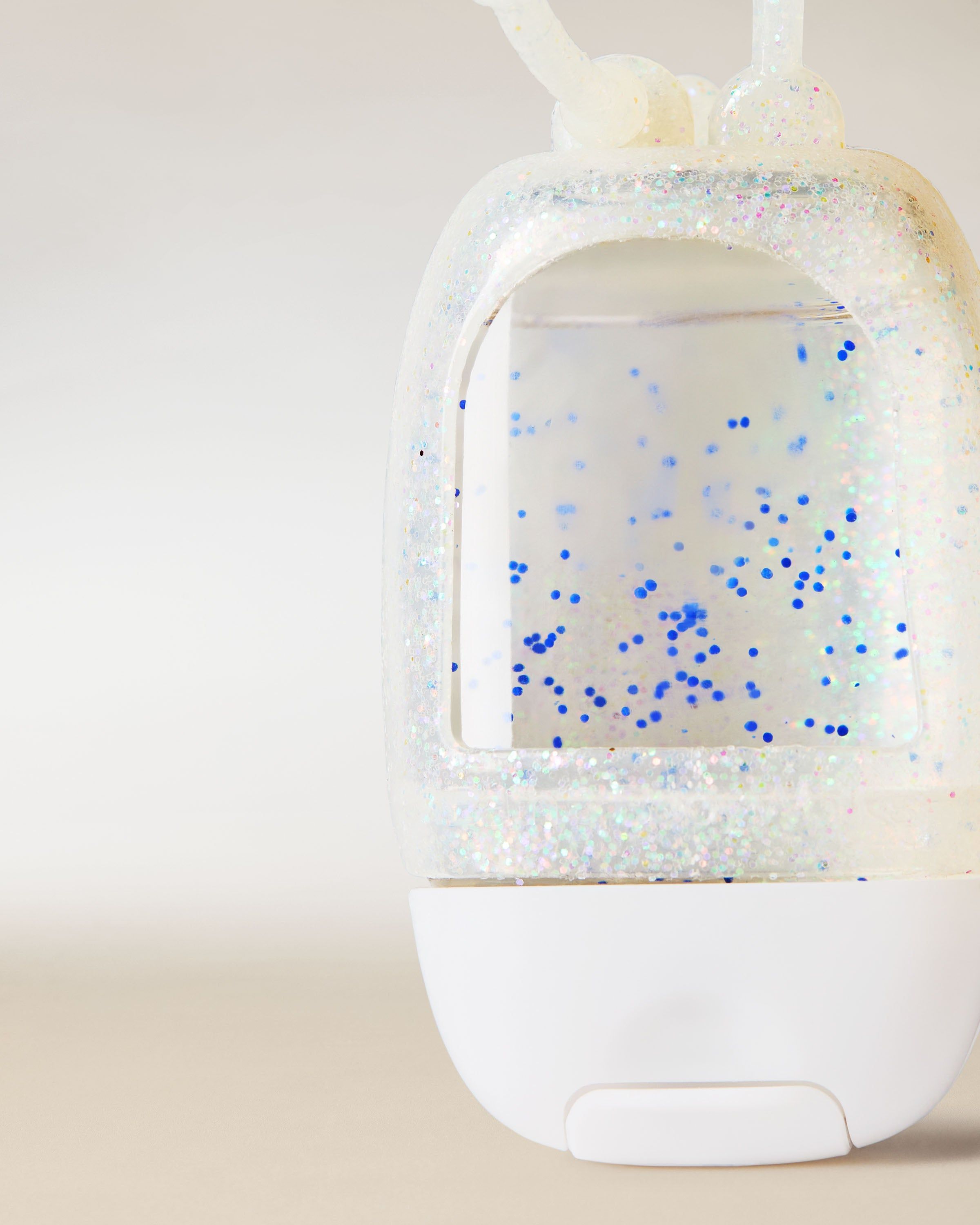 Třpytivý držák na PocketBac z pružného gelového materiálu, určený pro snadné uchycení mini dezinfekčního gelu.