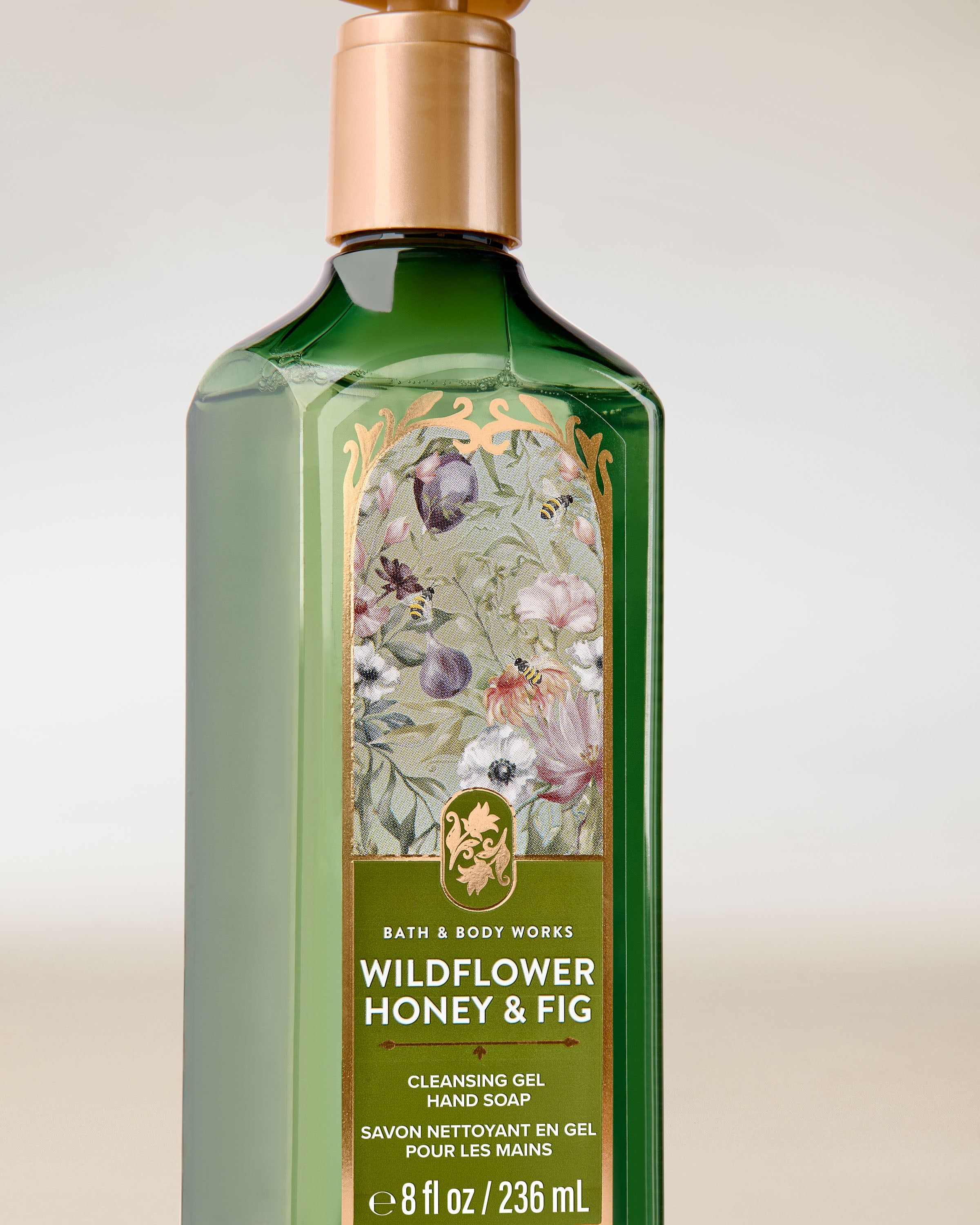 Bath & Body Works Wildflower Honey & Fig – čisticí gel na ruce v zelené lahvi s květinovým motivem.