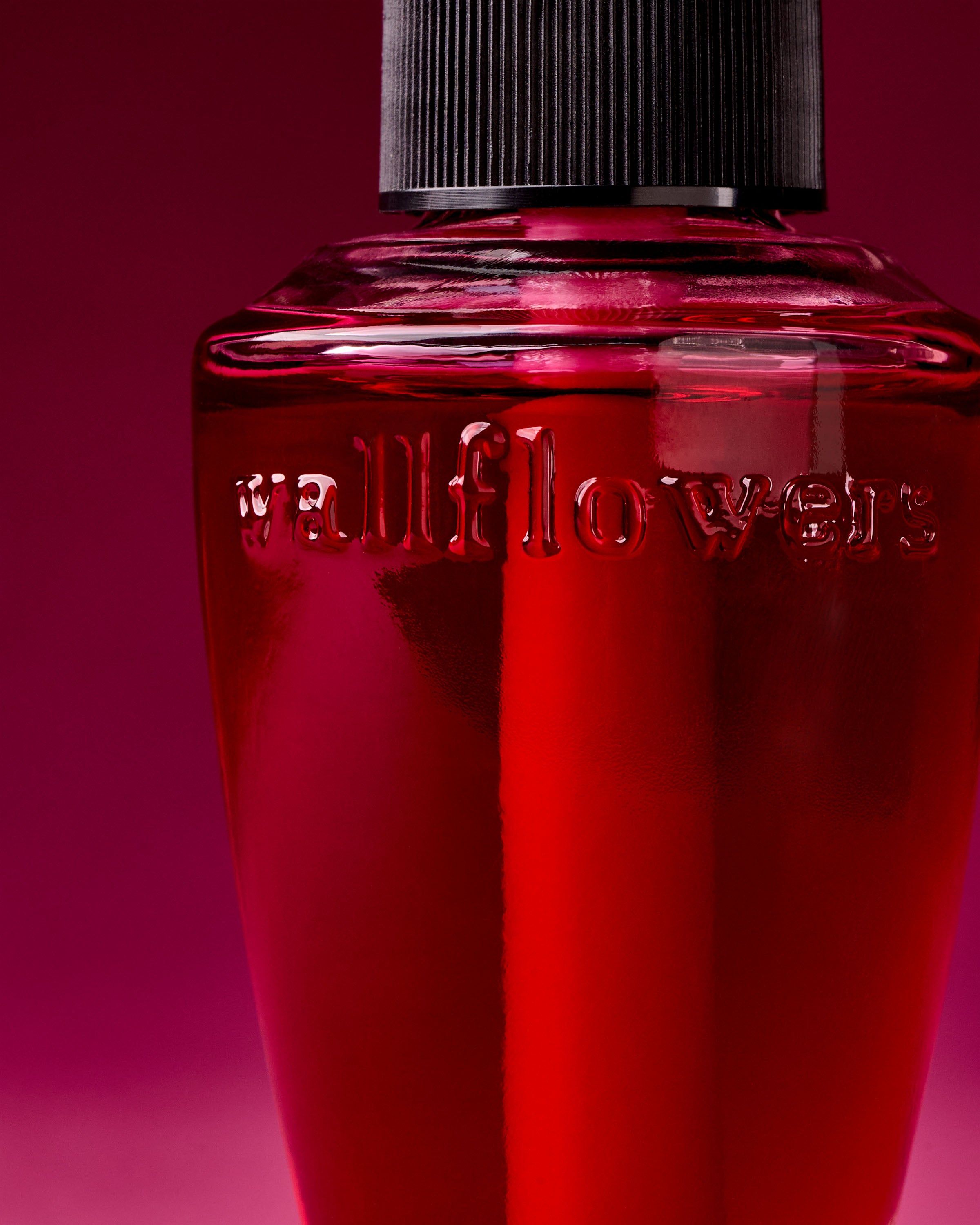 Bath & Body Works Wallflowers – červená vůně do zásuvky v elegantní lahvi s reliéfním logem, ideální pro výrazné provonění domova.