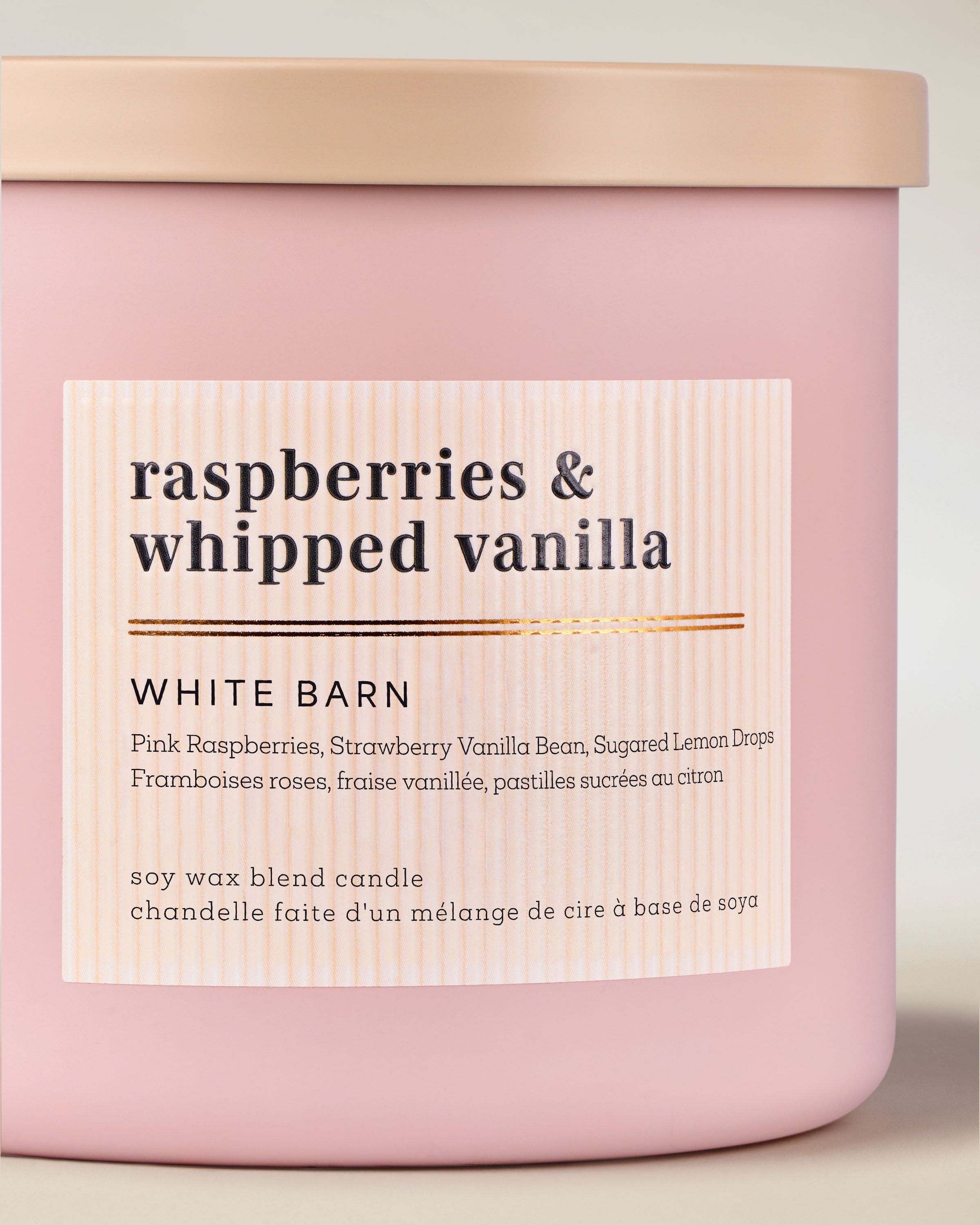 Růžová svíčka White Barn Raspberries & Whipped Vanilla – matný vzhled a sladká vůně malin s vanilkou.