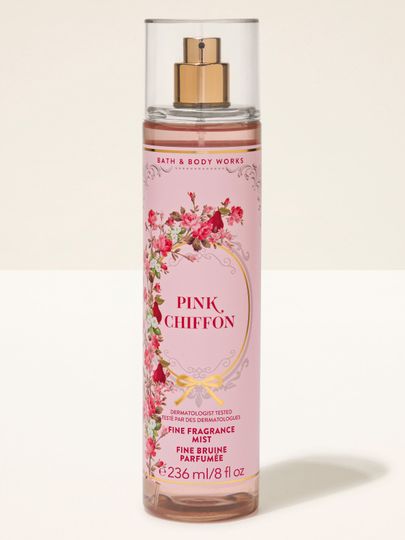 Vonná mlha Pink Chiffon od Bath & Body Works v růžové lahvičce s rozprašovačem a romantickou květinovou etiketou.