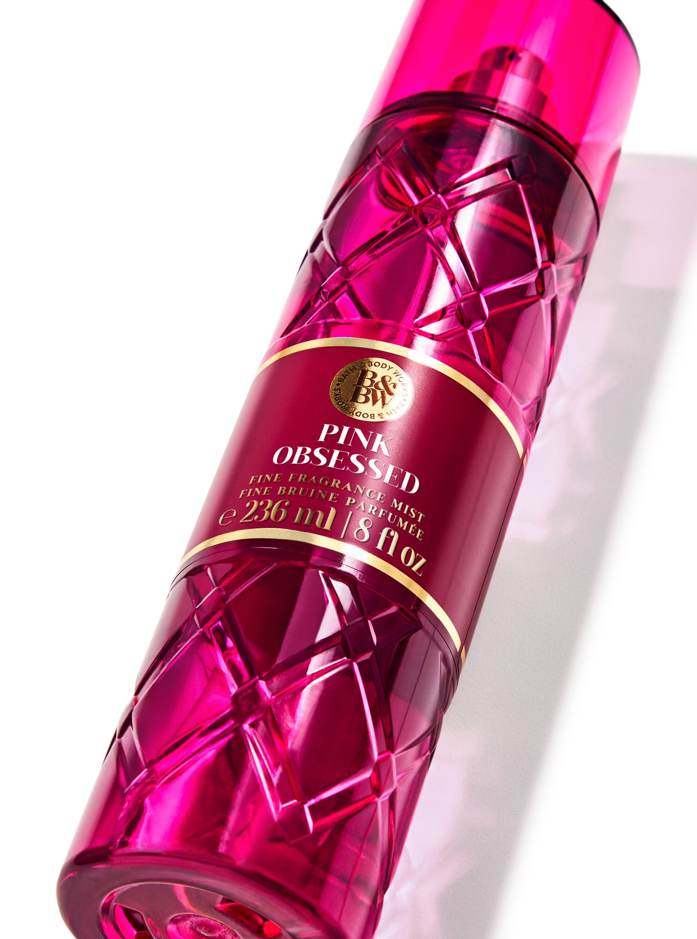 Detail fuchsiové lahvičky mlhy Bath & Body Works Pink Obsessed (236 ml) s bordó štítkem.