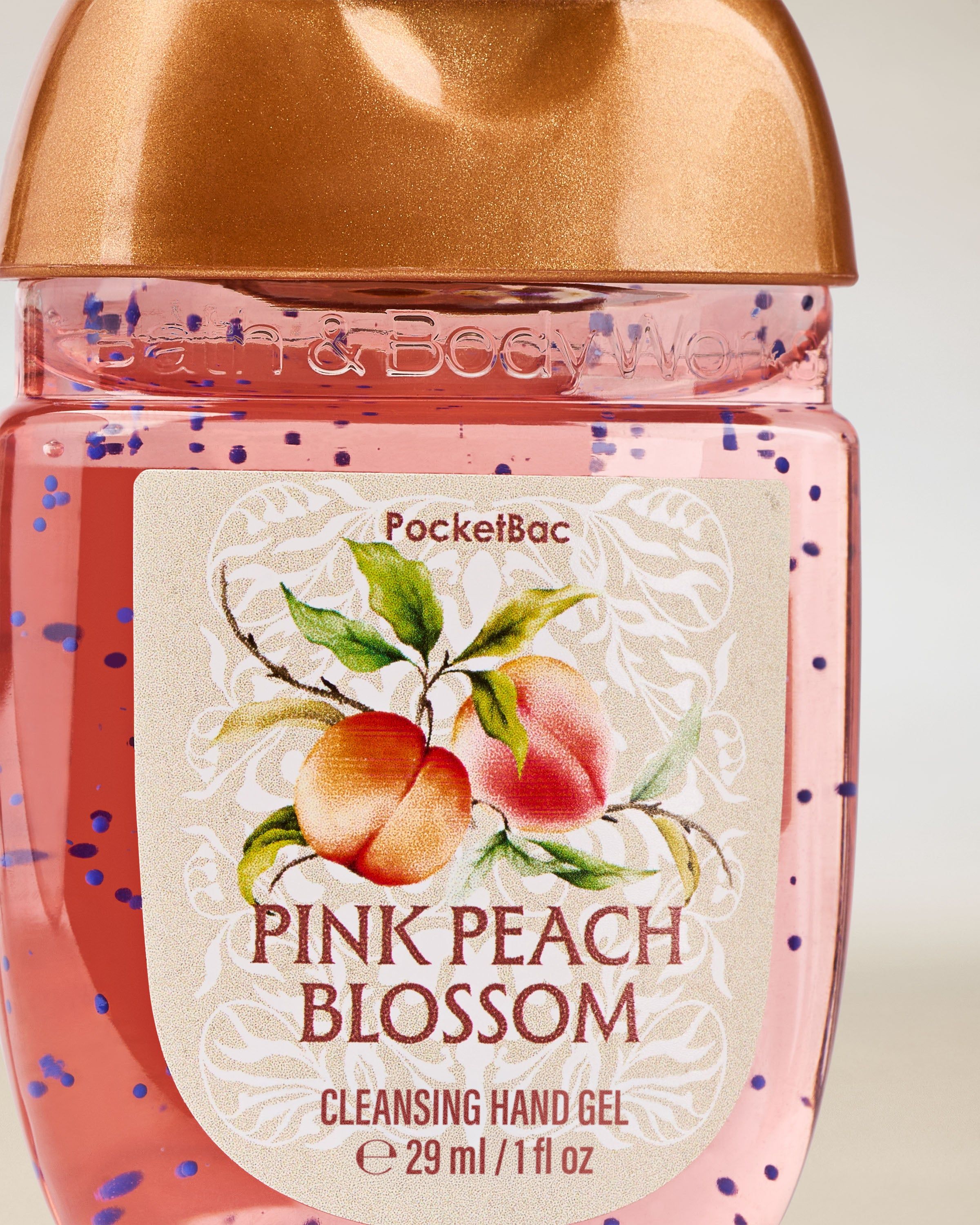 Bath & Body Works Pink Peach Blossom PocketBac – dezinfekční gel na ruce v růžové lahvičce s motivem broskví.