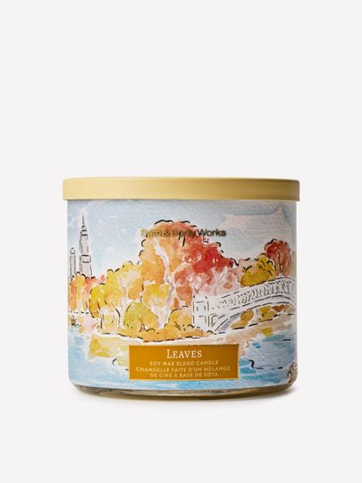 Vonná svíčka Bath & Body Works Leaves ze směsi sójového vosku, 3 knoty