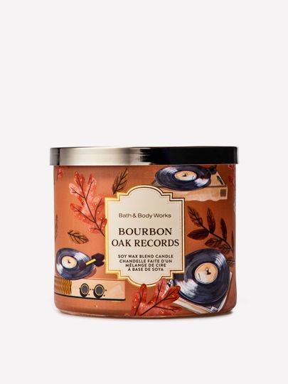 Vonná svíčka Bath & Body Works Bourbon Oak Records ze směsi sójového vosku, 3 knoty