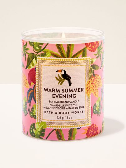Svíčka Warm Summer Evening s jedním knotem a růžovým tropickým designem s ovocem a tukanem – letní doplněk.