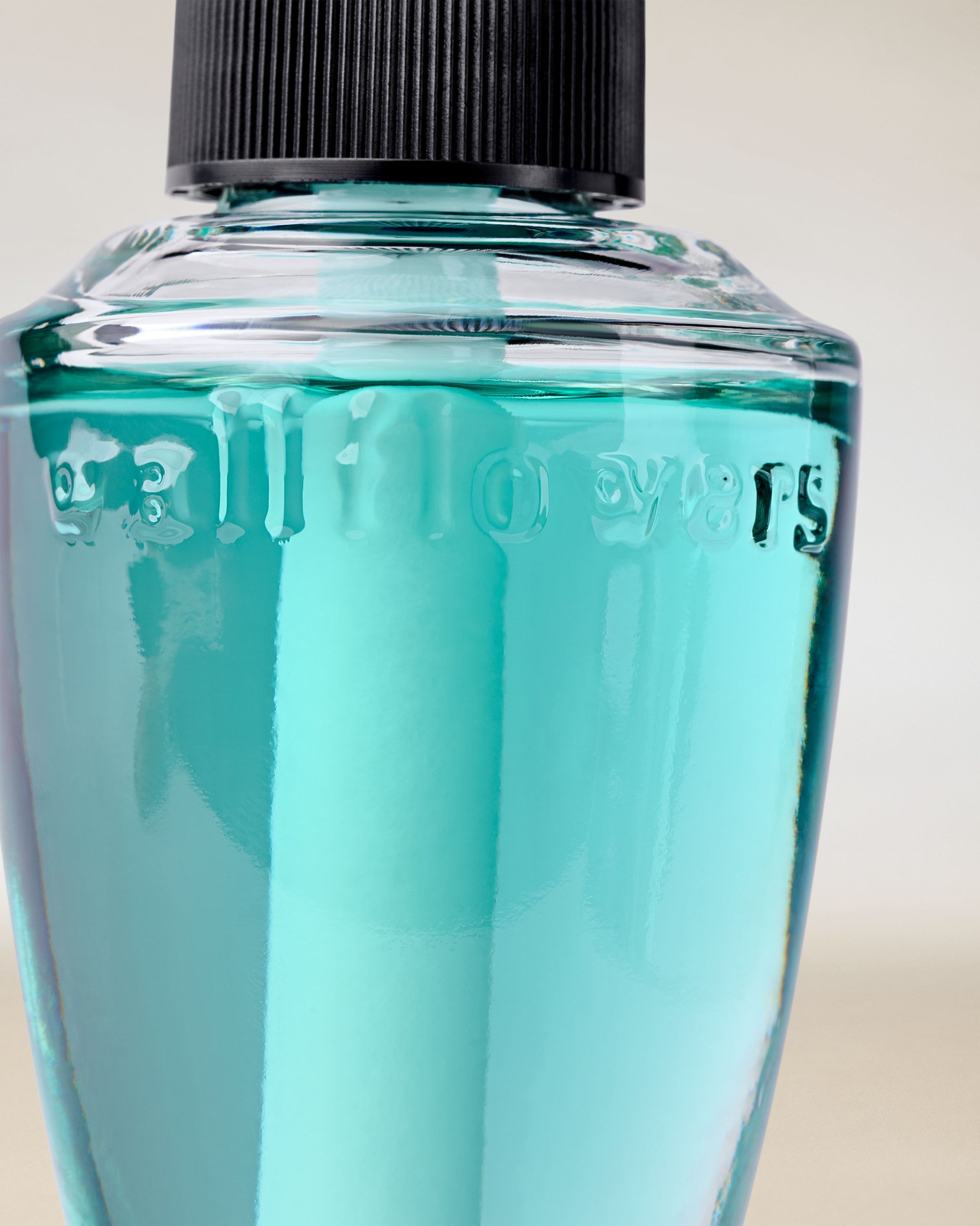 Náplň Wallflowers Sea Salt & Driftwood – teplá, dřevitá vůně v tyrkysové lahvi Bath & Body Works.
