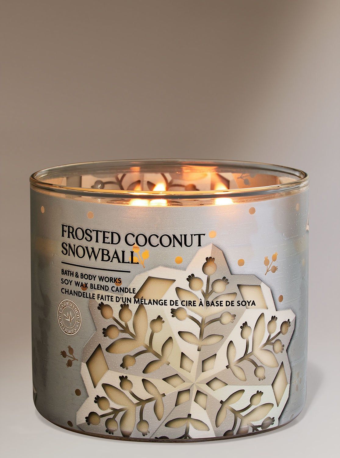 Świeca „Frosted Coconut Snowball” w słoiku z wyciętym wzorem srebrzystego płatka śniegu, Bath & Body Works.