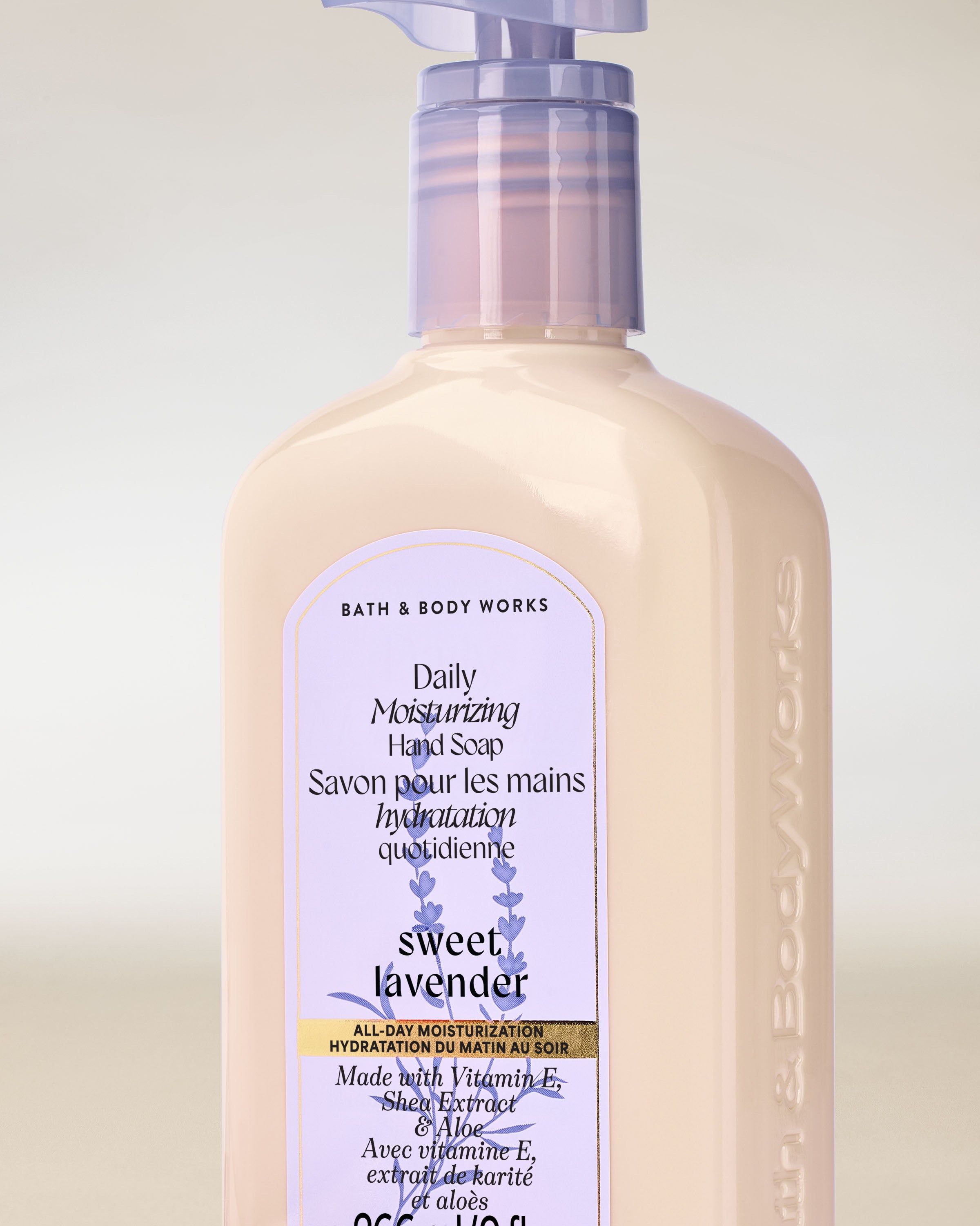 Mýdlo na ruce Sweet Lavender Bath & Body Works v krémové lahvi s levandulovou pumpou a jemnou etiketou.