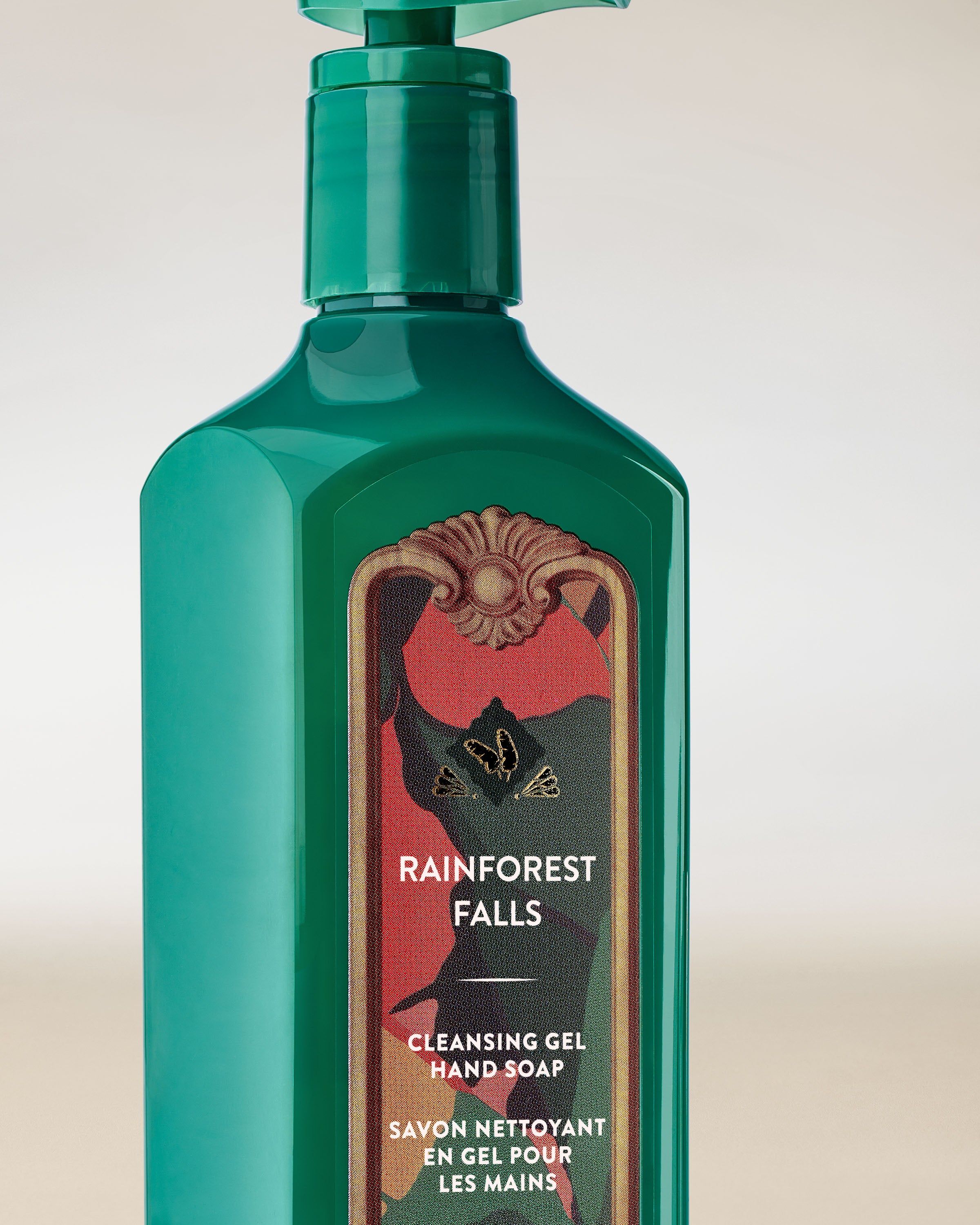 Rainforest Falls – gel na ruce v zeleném obalu s pumpičkou a elegantní tropickou etiketou v zelených a červených tónech.