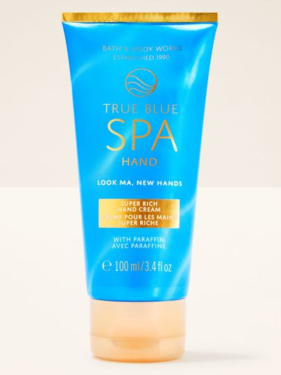Niebieski krem do rąk z napisem "True Blue SPA" i pomarańczowym akcentem, Bath & Body Works.