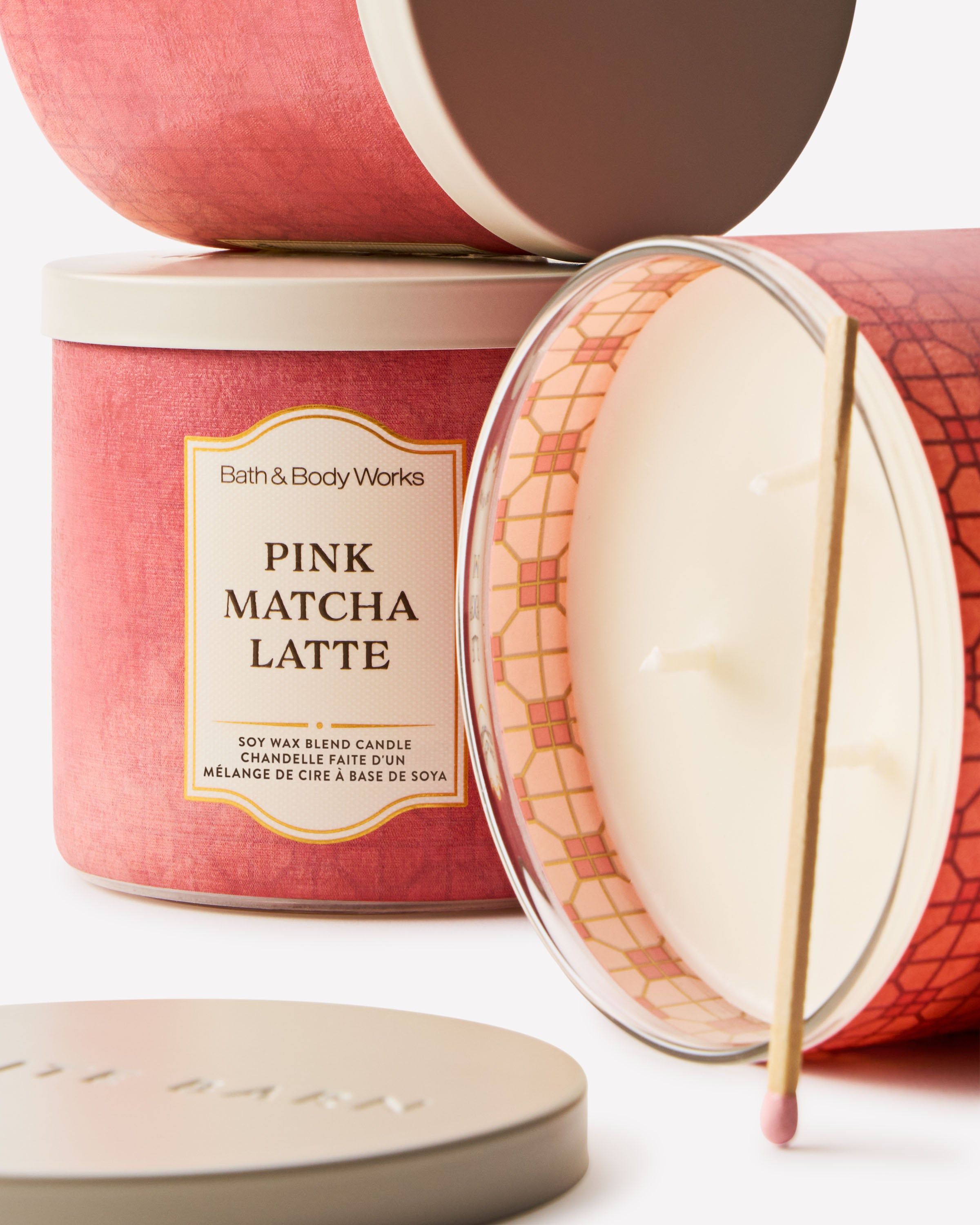 Vonná svíčka Bath & Body Works Pink Matcha Latte ze směsi sójového vosku, 3 knoty