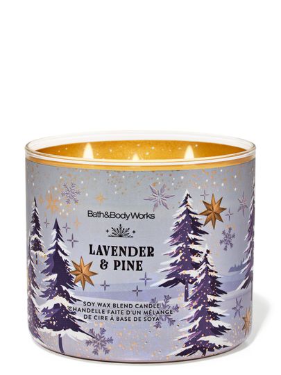 Vonná svíčka Lavender & Pine Bath & Body Works se zimním motivem zasněžených stromů