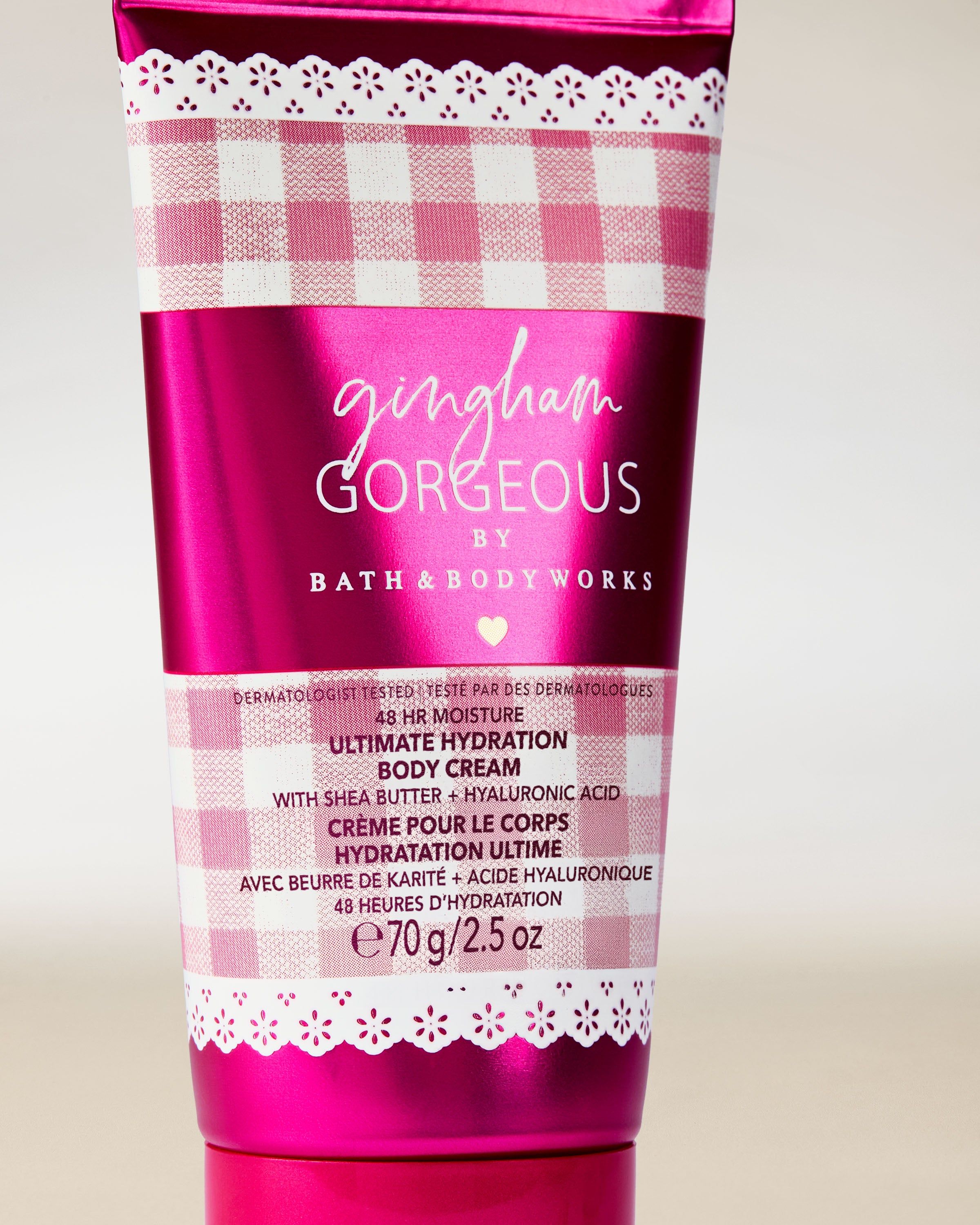 Tělový krém Bath & Body Works Gingham Gorgeous 70 g v růžové tubě s klasickým gingham vzorem.