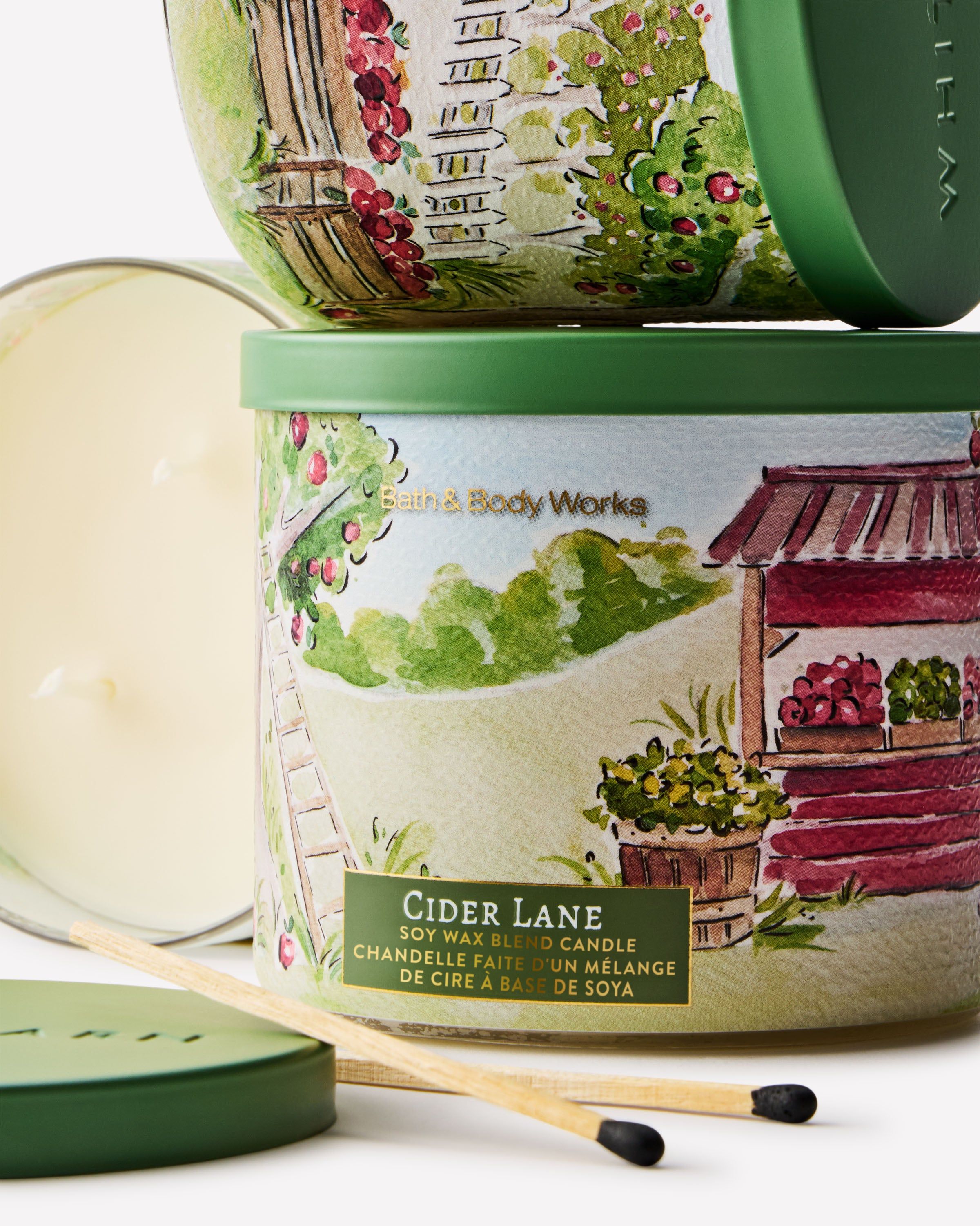 Vonná svíčka Bath & Body Works Cider Lane ze směsi sójového vosku, 3 knoty