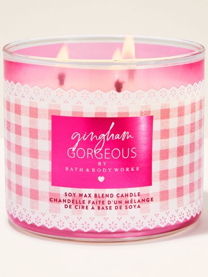 Tříknotová vonná svíčka Bath & Body Works Gingham Gorgeous ve skleněné dóze s růžovým gingham vzorem.