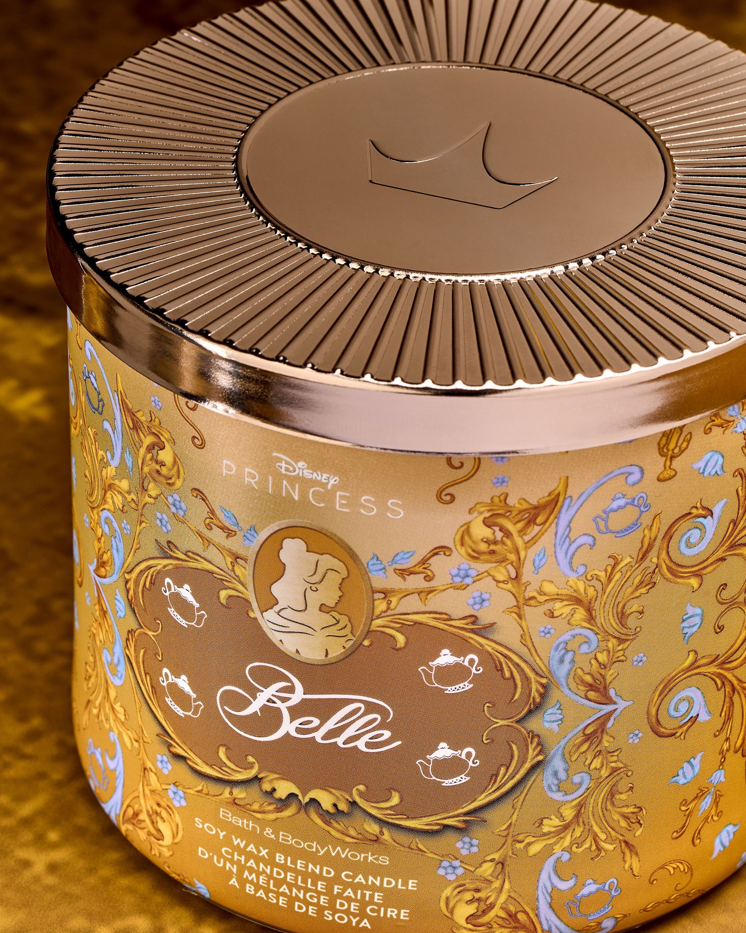 Tříknotová svíčka Belle ve zlatém designu s barokními prvky a ikonami Disney Princess.