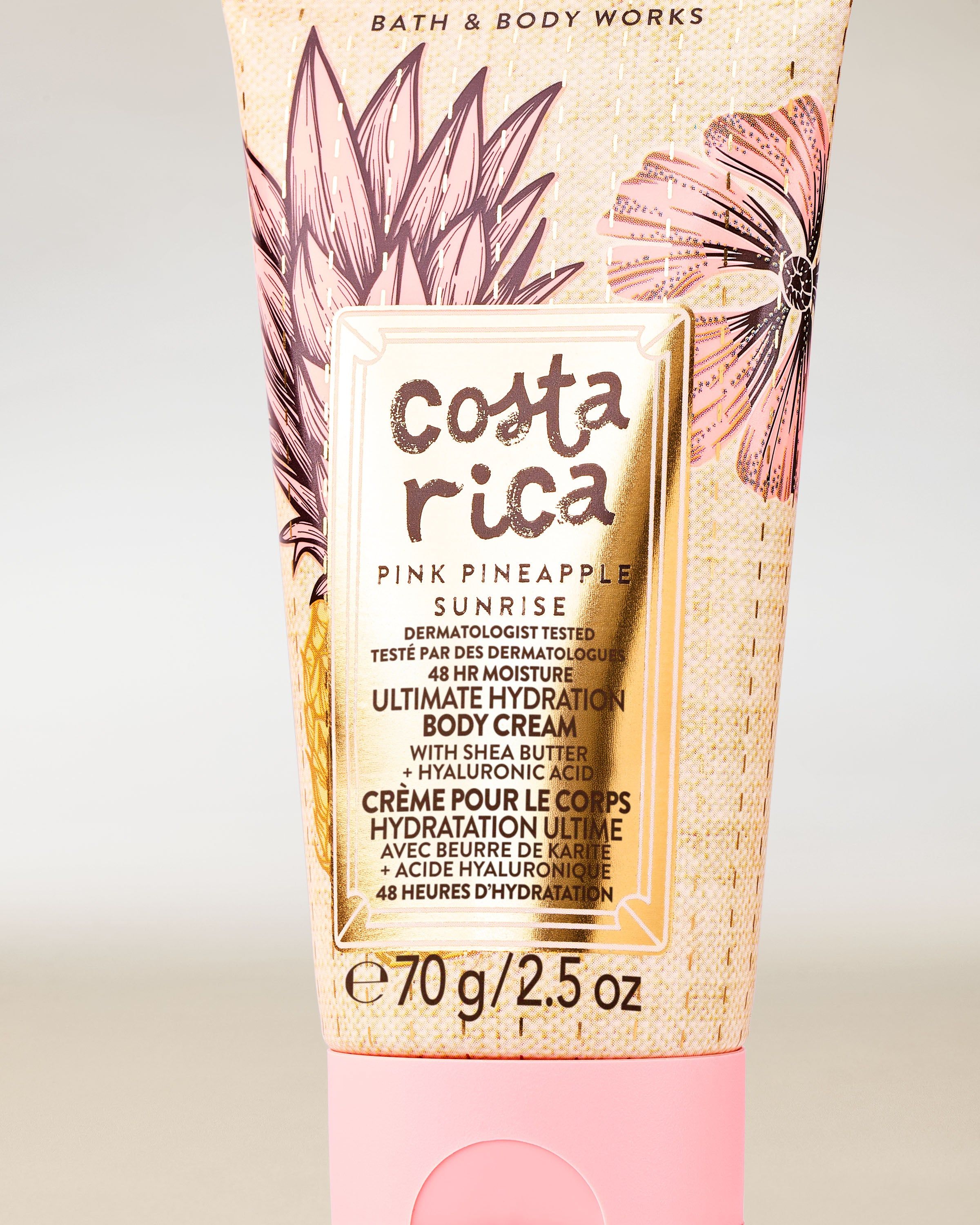 Mini tělový krém Costa Rica Pink Pineapple Sunrise ve světlé tubě s tropickým motivem a růžovými detaily.