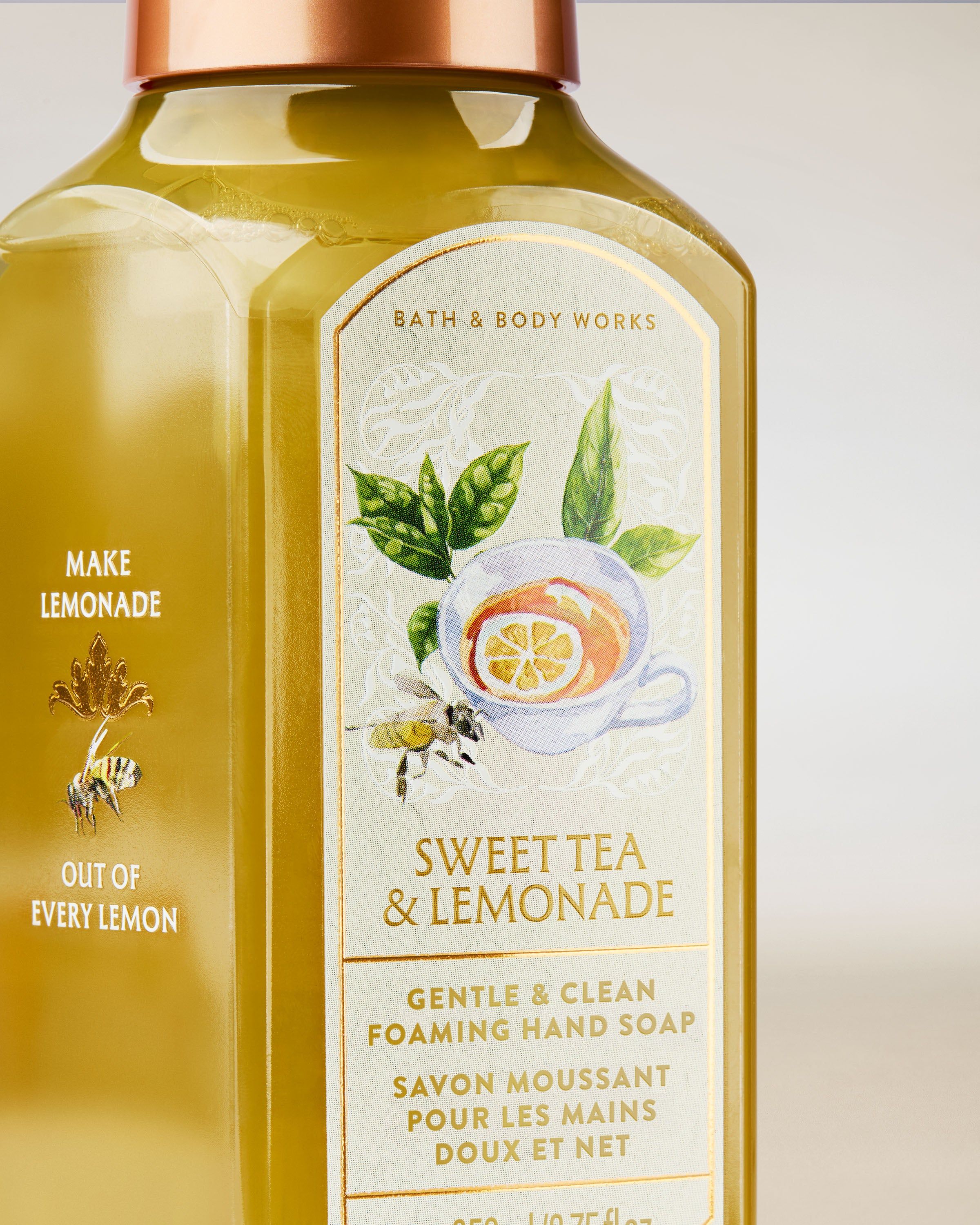 Pěnové mýdlo na ruce Bath & Body Works Sweet Tea & Lemonade 259 ml ve žluté lahvi s pumpičkou.
