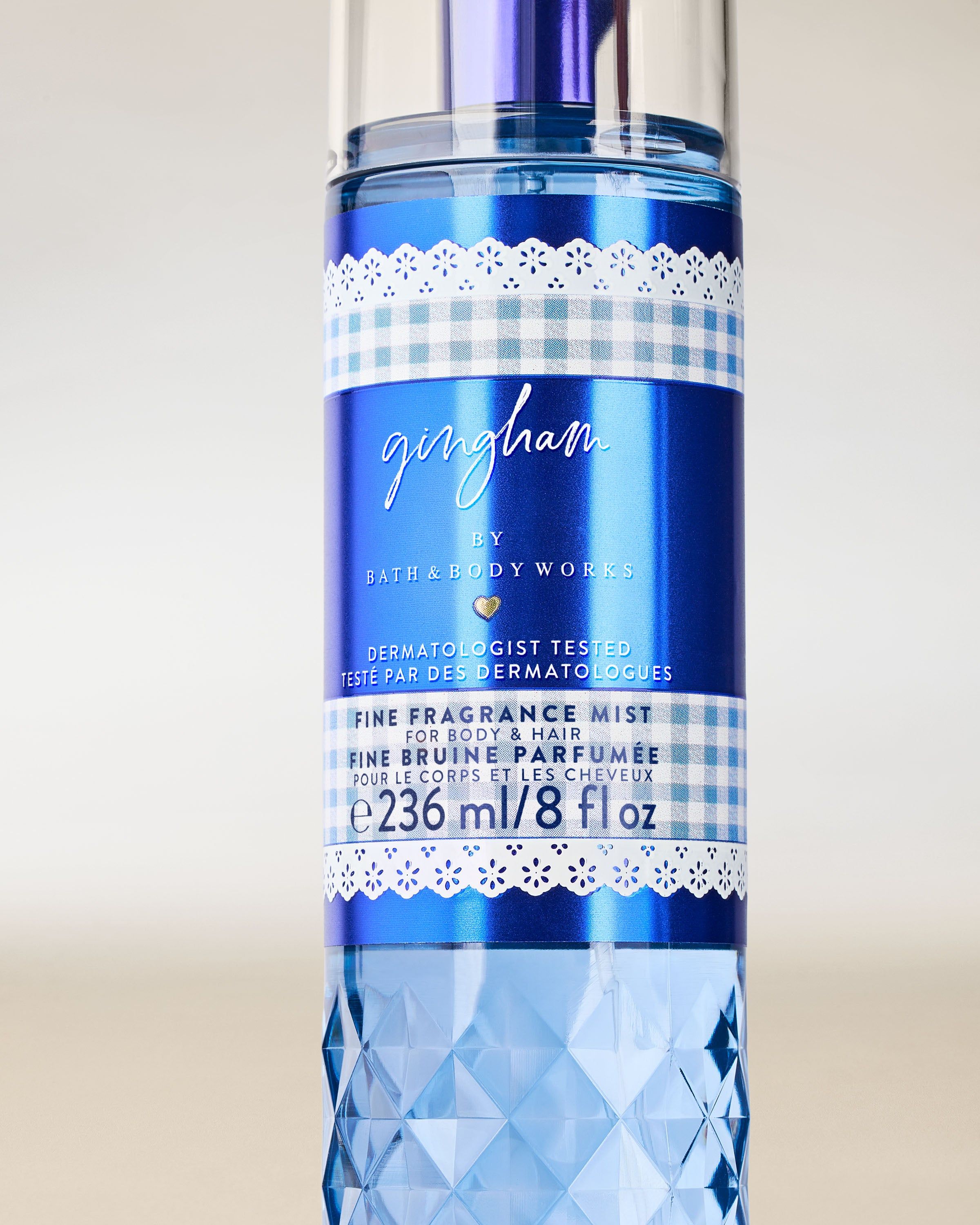 Vonná mlha Bath & Body Works Gingham 236 ml v modrém flakonu s rozprašovačem.
