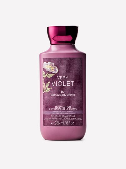 Tělové mléko Very Violet Bath & Body Works s motivem fialek na etiketě