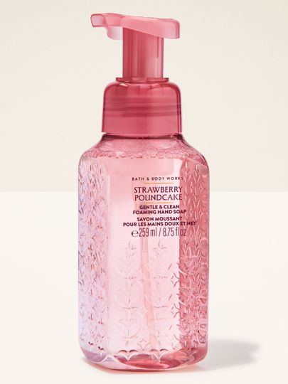 Pěnové mýdlo na ruce Bath & Body Works Strawberry Poundcake 259 ml v růžové lahvi s pumpičkou.