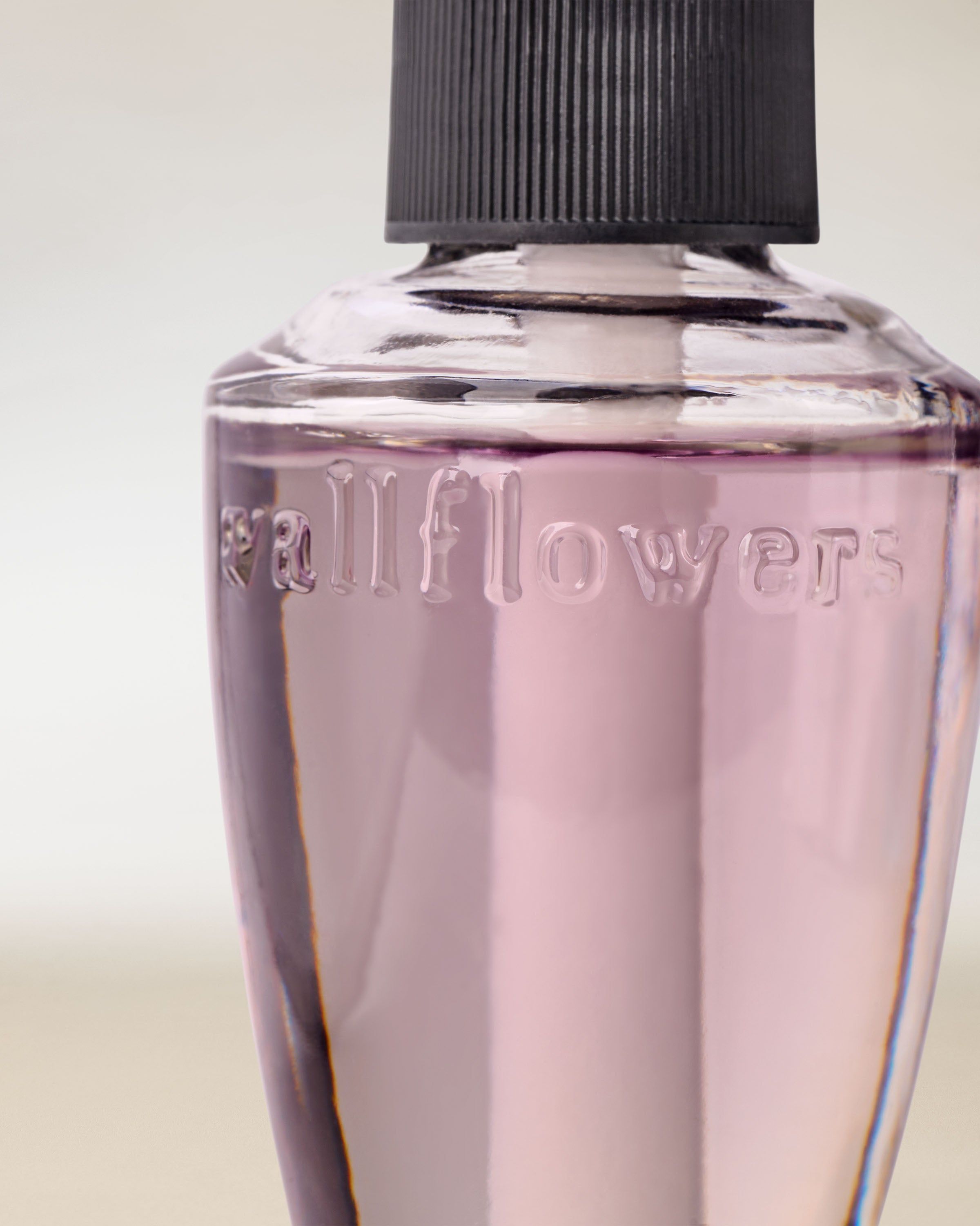 Náplň Wallflowers se světle fialovou tekutinou v elegantní skleněné lahvičce.