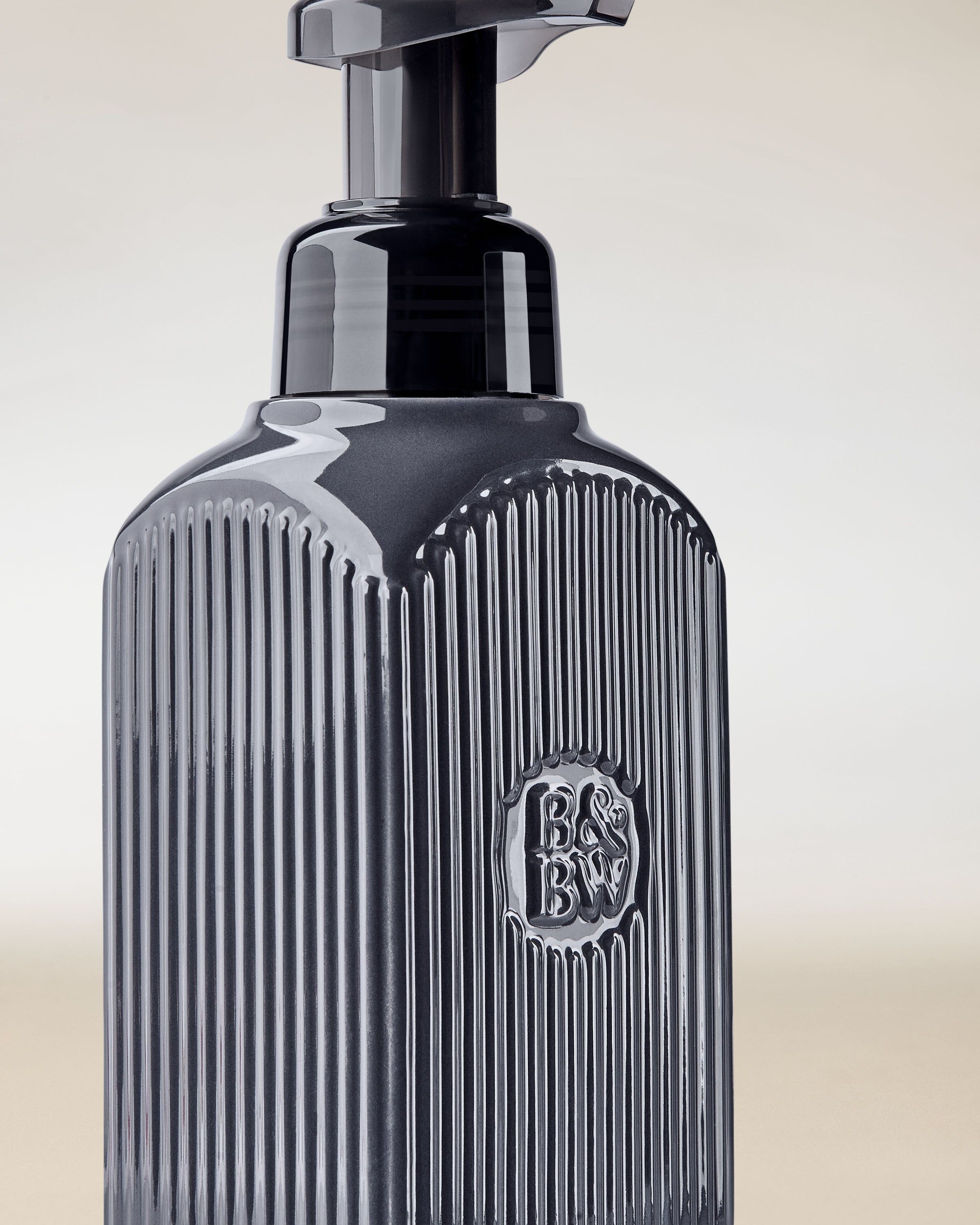 Dávkovač na mýdlo Bath & Body Works v tmavě šedé barvě s pumpičkou a reliéfním logem.