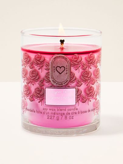 Bath & Body Works Rose + Vanilla – svíčka 227 g v růžovém skle s reliéfem růží, z kolekce Aromatherapy.