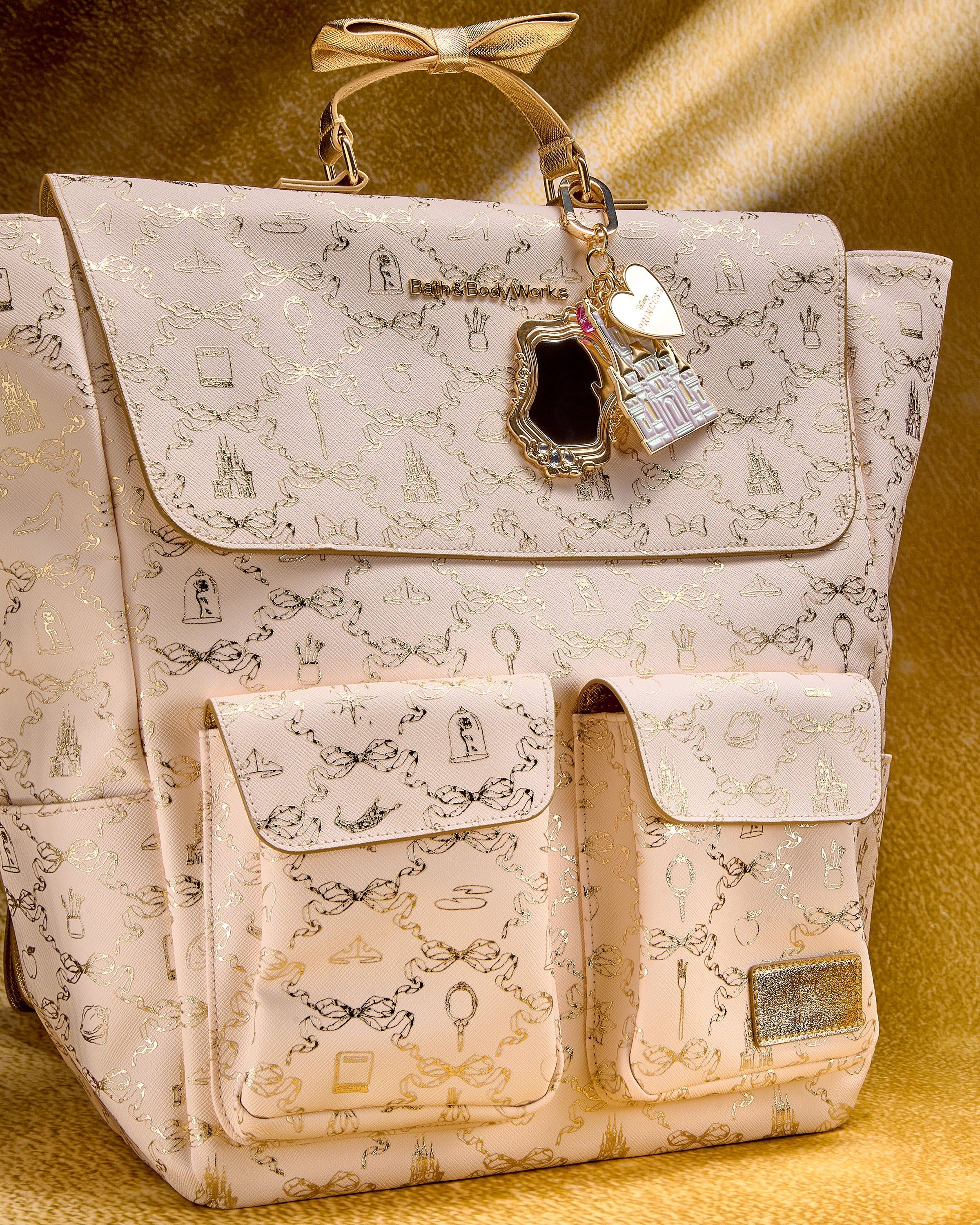 Batoh Disney Princess v krémové barvě se zlatými detaily, elegantní doplněk inspirovaný pohádkami.