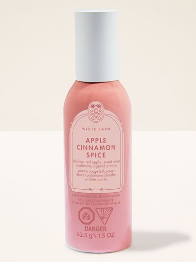 White Barn Apple Cinnamon Spice – růžový room spray s vůní jablka a skořice v elegantní lahvi.