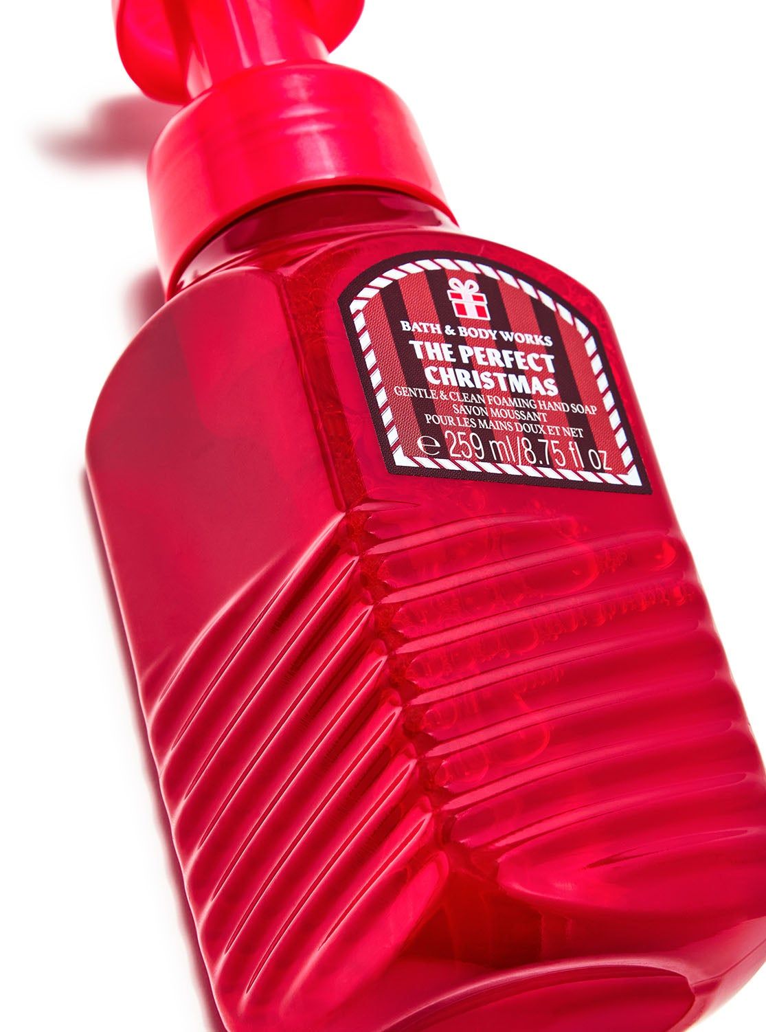Kątowe ujęcie mydła do rąk w piance, czerwonej butelki z pompką o nazwie The Perfect Christmas. Bath & Body Works.