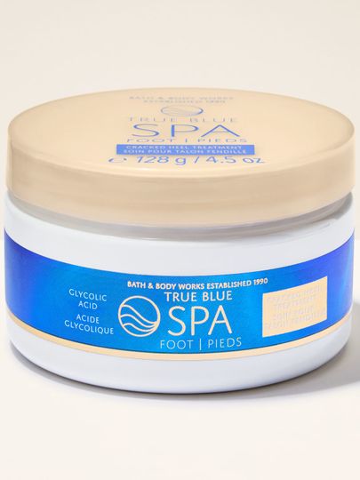 Krém na nohy Bath&Body Works True Blue Spa. Bílý kelímek se zlatým víčkem a modrou etiketou s nápisy.