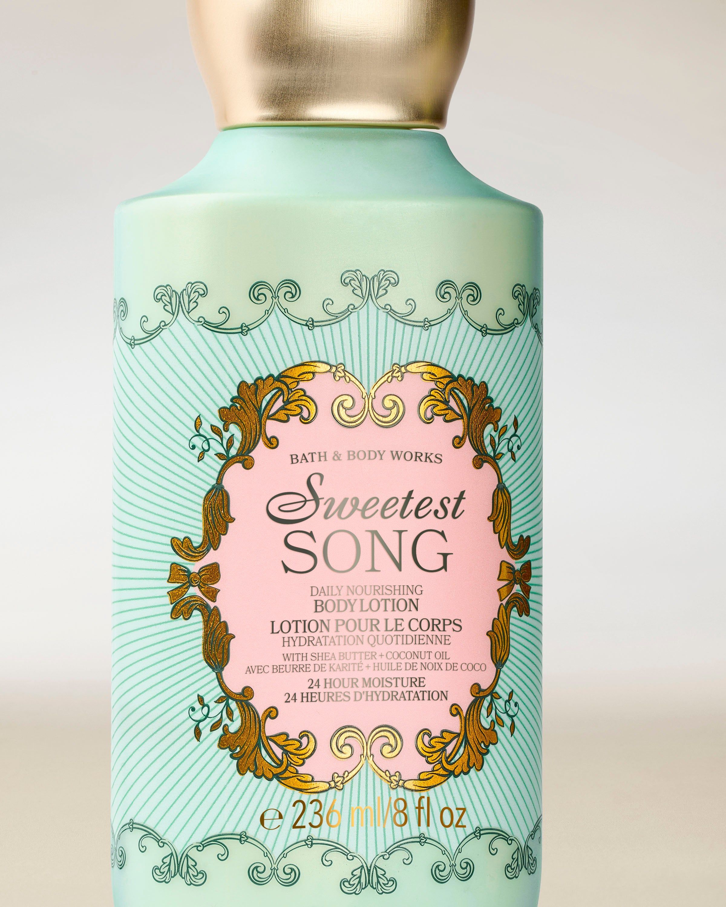 Tělové mléko Bath & Body Works Sweetest Song 236 ml v mátově zelené lahvi s dekorativním štítkem.