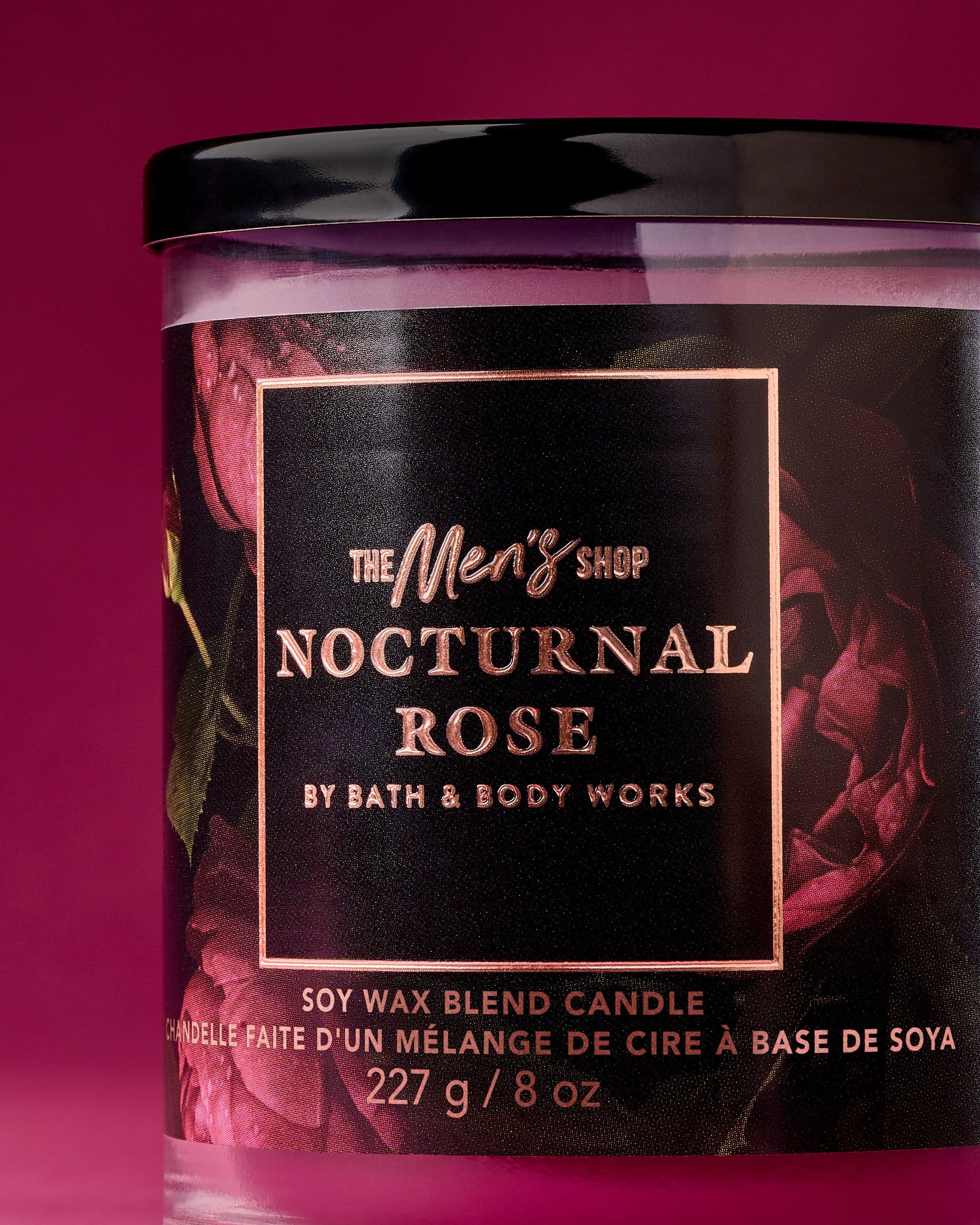Bath & Body Works Nocturnal Rose – pánská svíčka 227 g v tmavém skle s růžovým motivem a temně vínovým voskem.