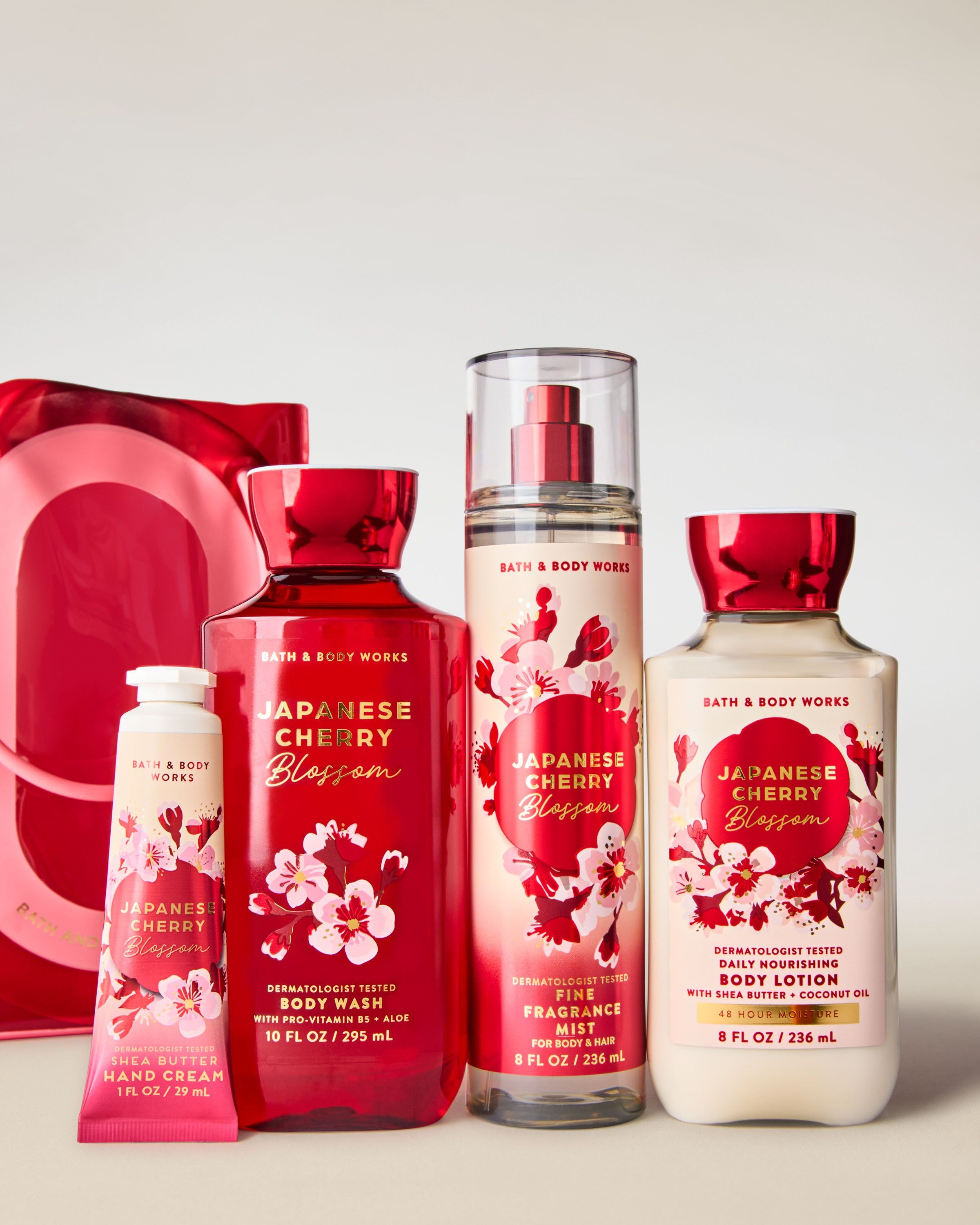 Set Japanese Cherry Blossom od Bath & Body Works – sprej, gel, mléko a krém v červeném květinovém stylu.