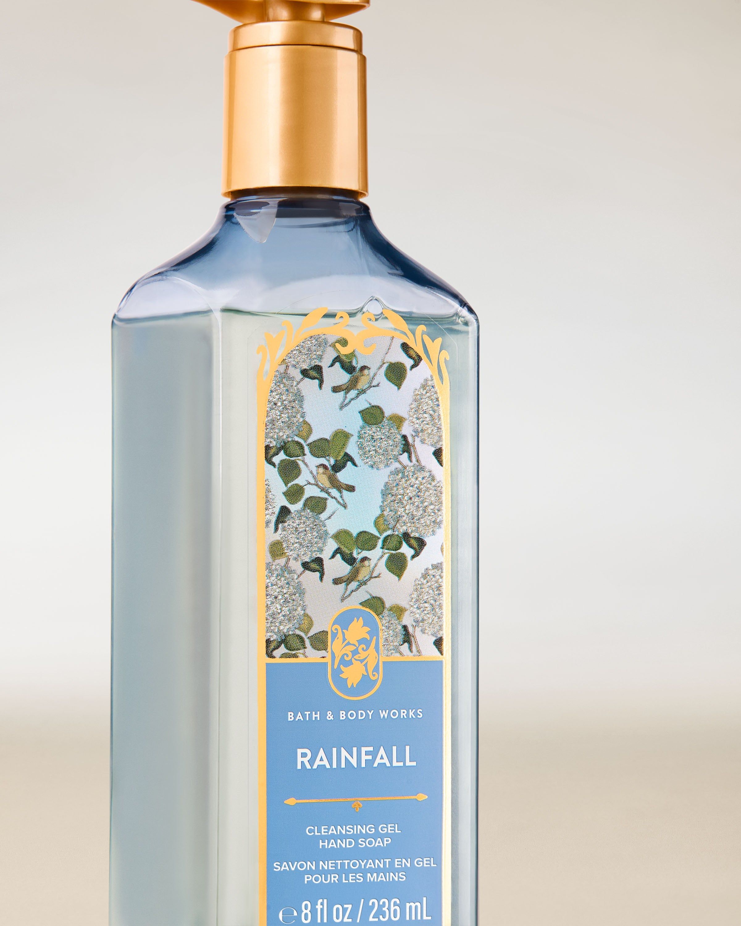 Bath & Body Works Rainfall – gel de mâini albastru cu etichetă florală în sticlă elegantă