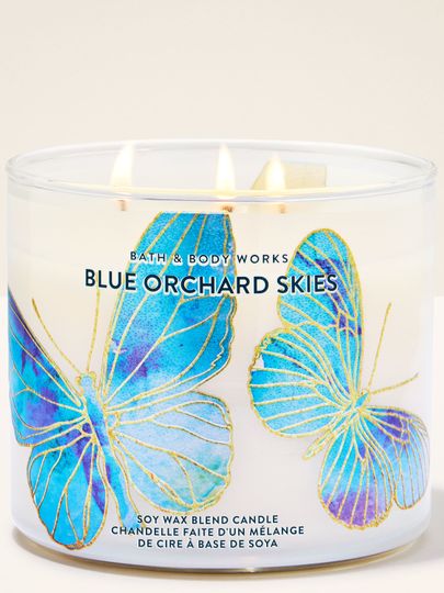 Svíčka Blue Orchard Skies Bath & Body Works z motýlí kolekce s lehkou svěží květinovou vůní.