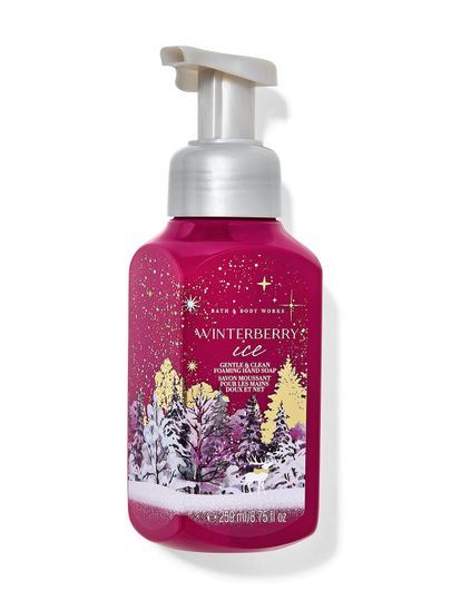 Różowe mydło do rąk w piance „Winterberry Ice” z zimowym pejzażem z lasem. Bath & Body Works.